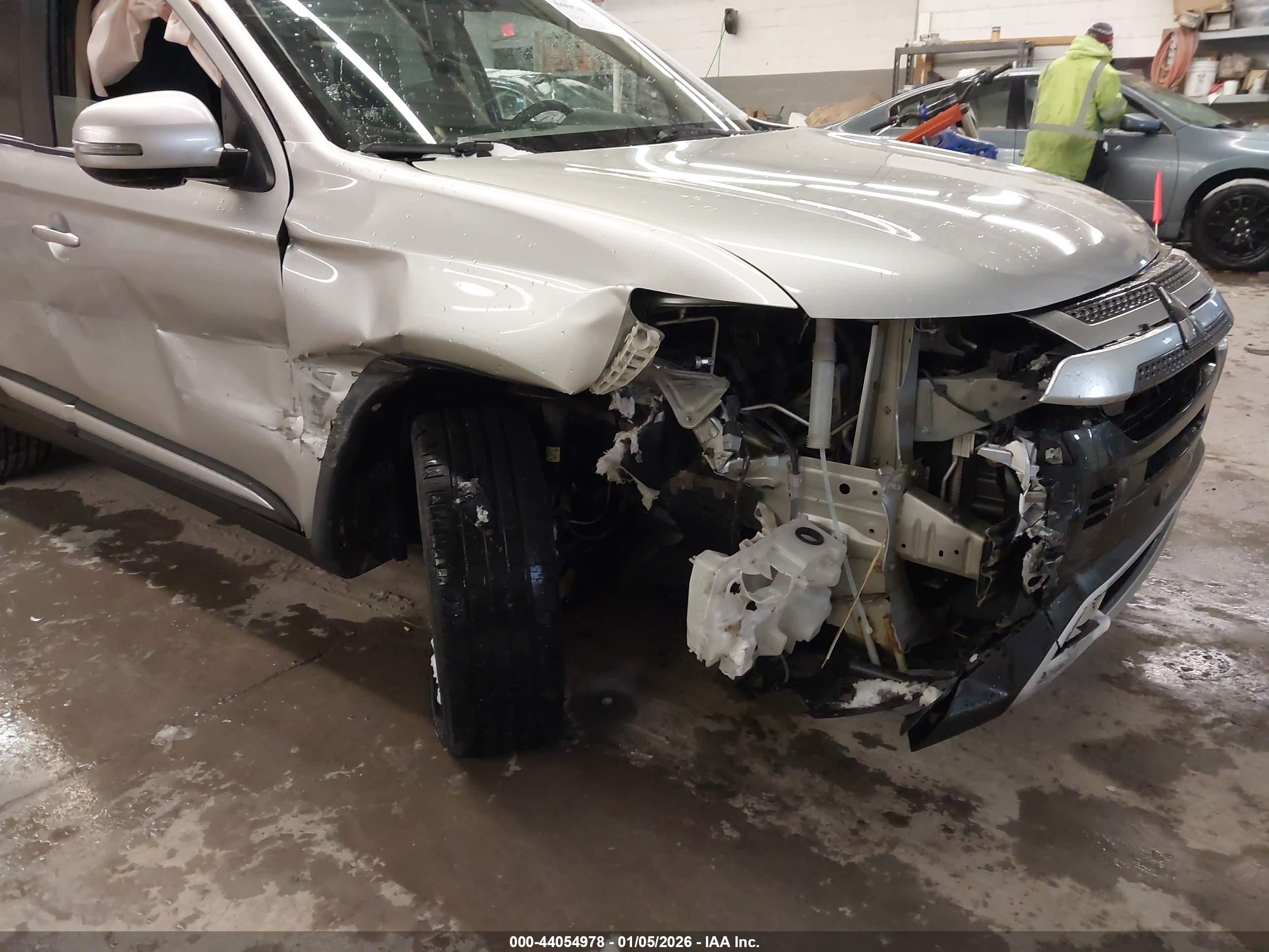 MITSUBISHI OUTLANDER image 6