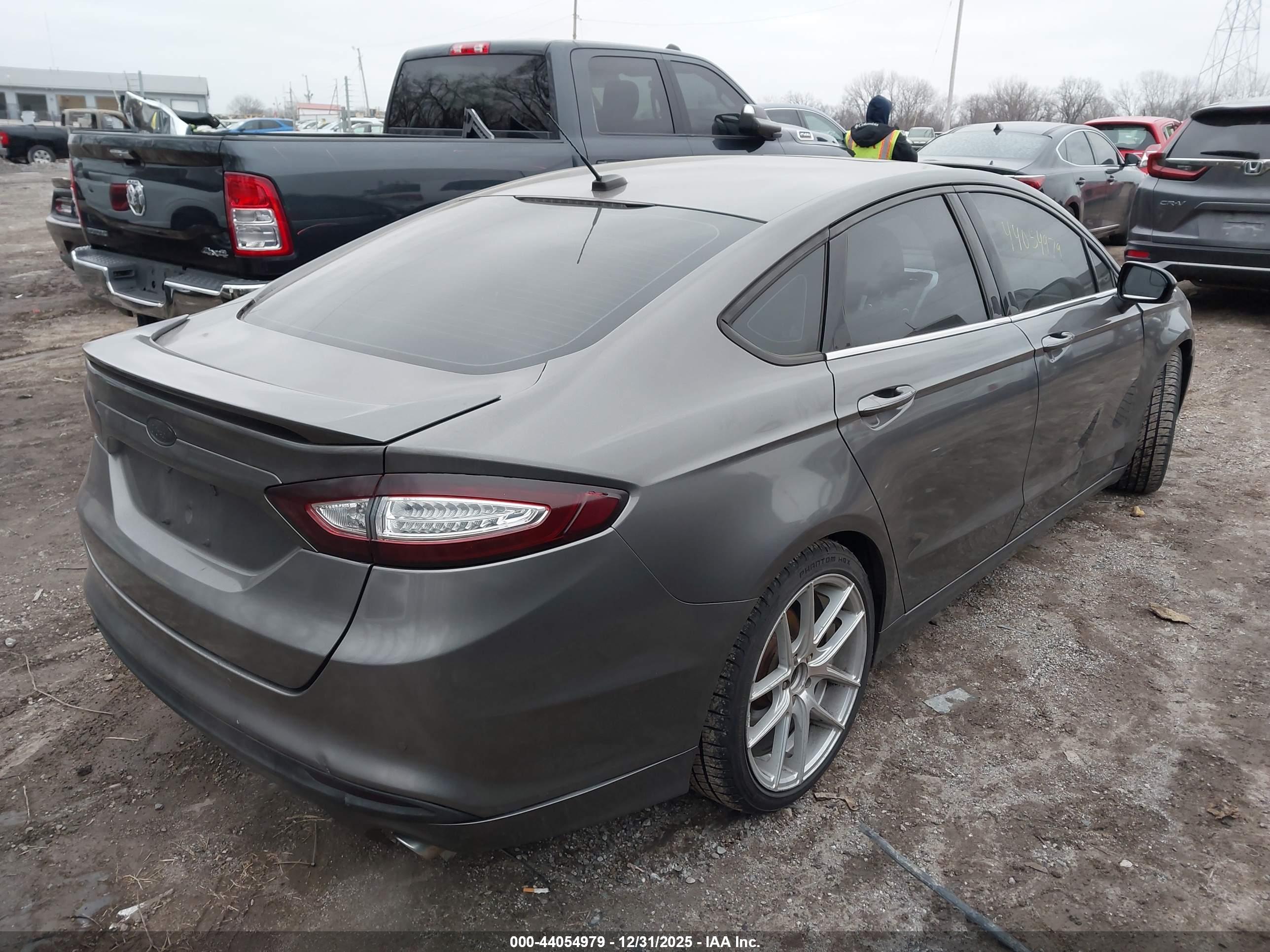 FORD FUSION image 4