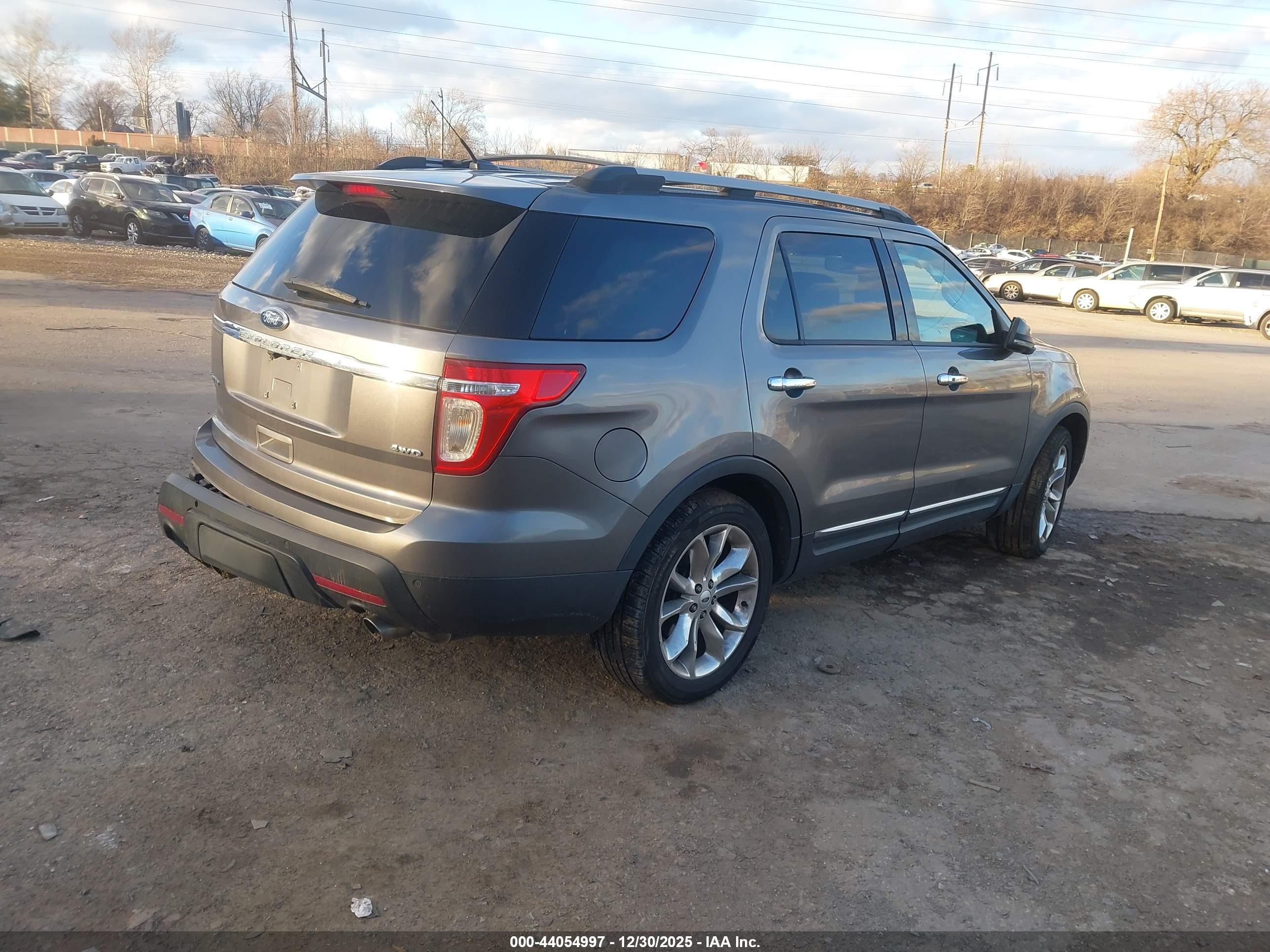 FORD EXPLORER image 4