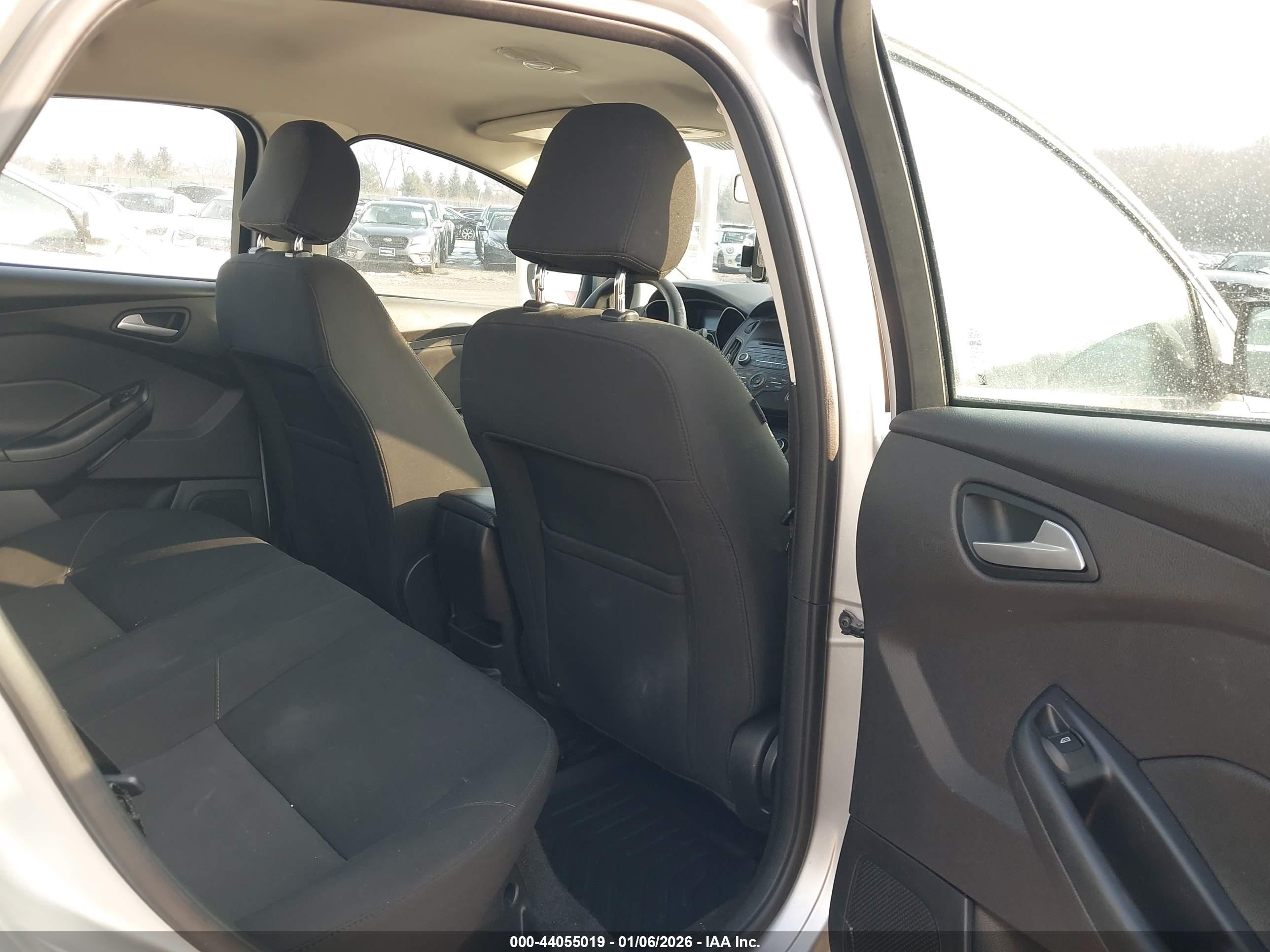 FORD FOCUS image 8