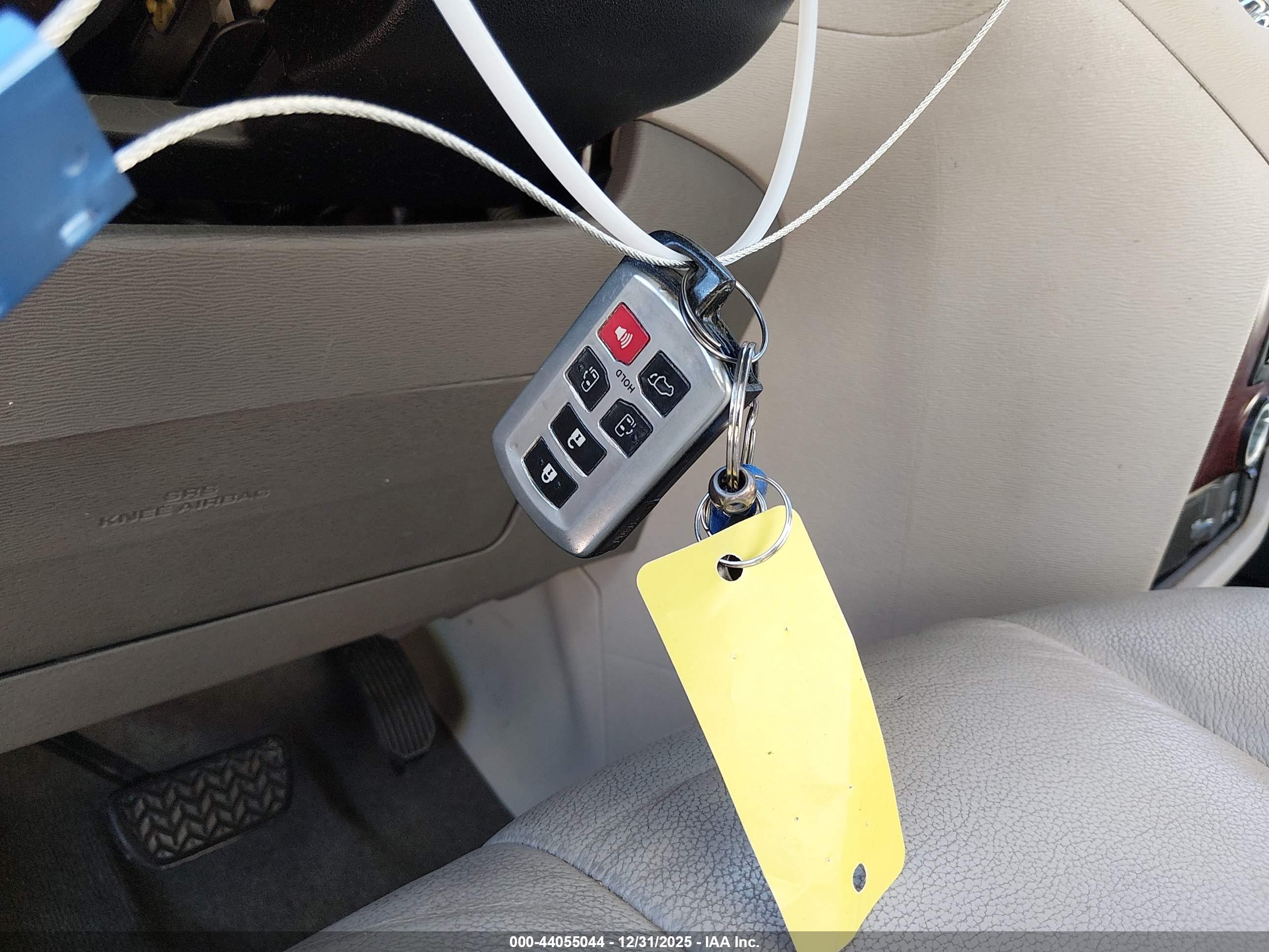 TOYOTA SIENNA image 11