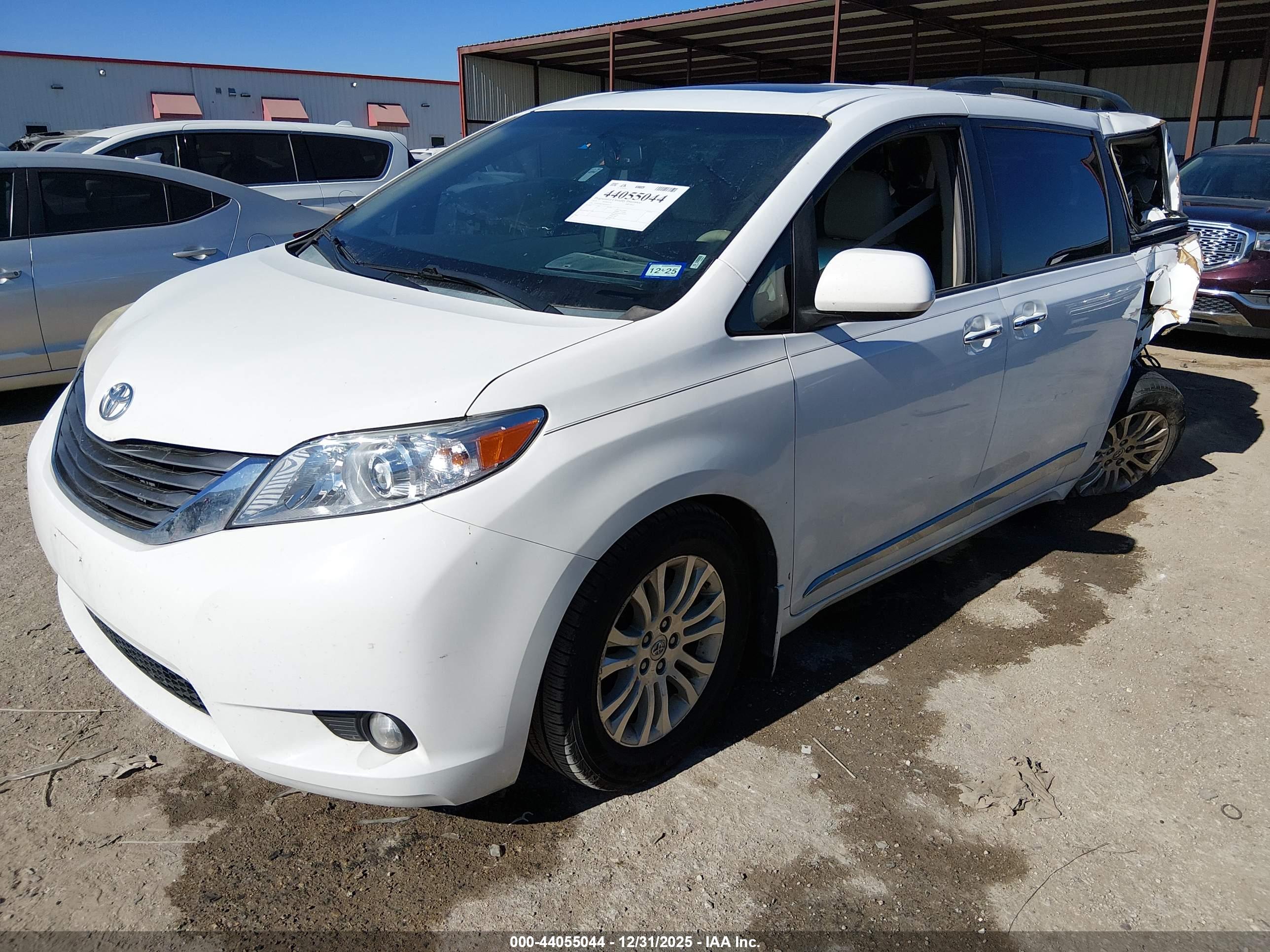 TOYOTA SIENNA image 2