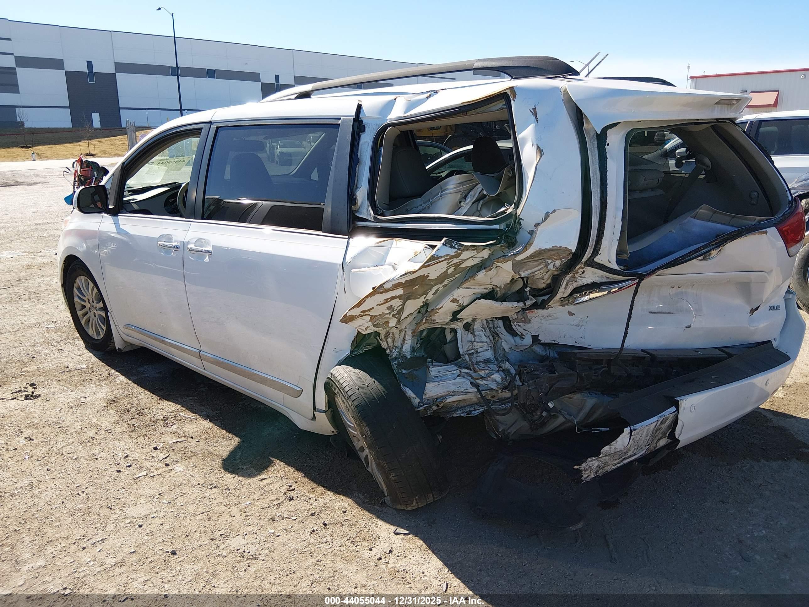 TOYOTA SIENNA image 3