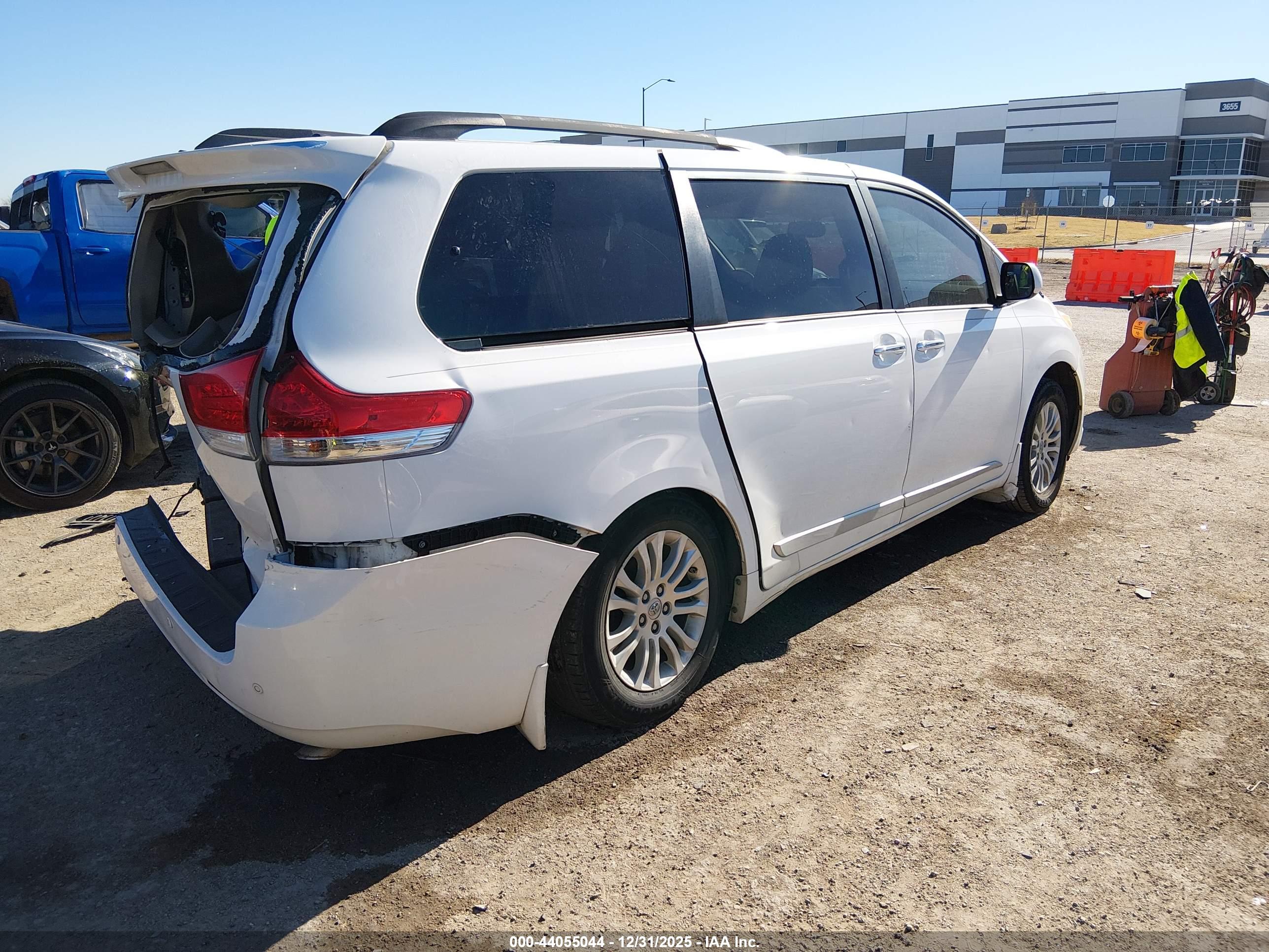 TOYOTA SIENNA image 4