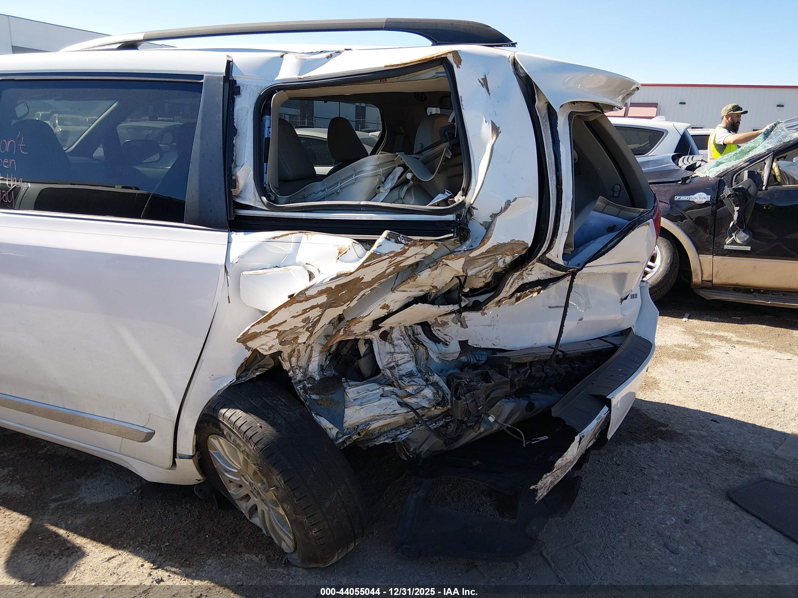 TOYOTA SIENNA image 6