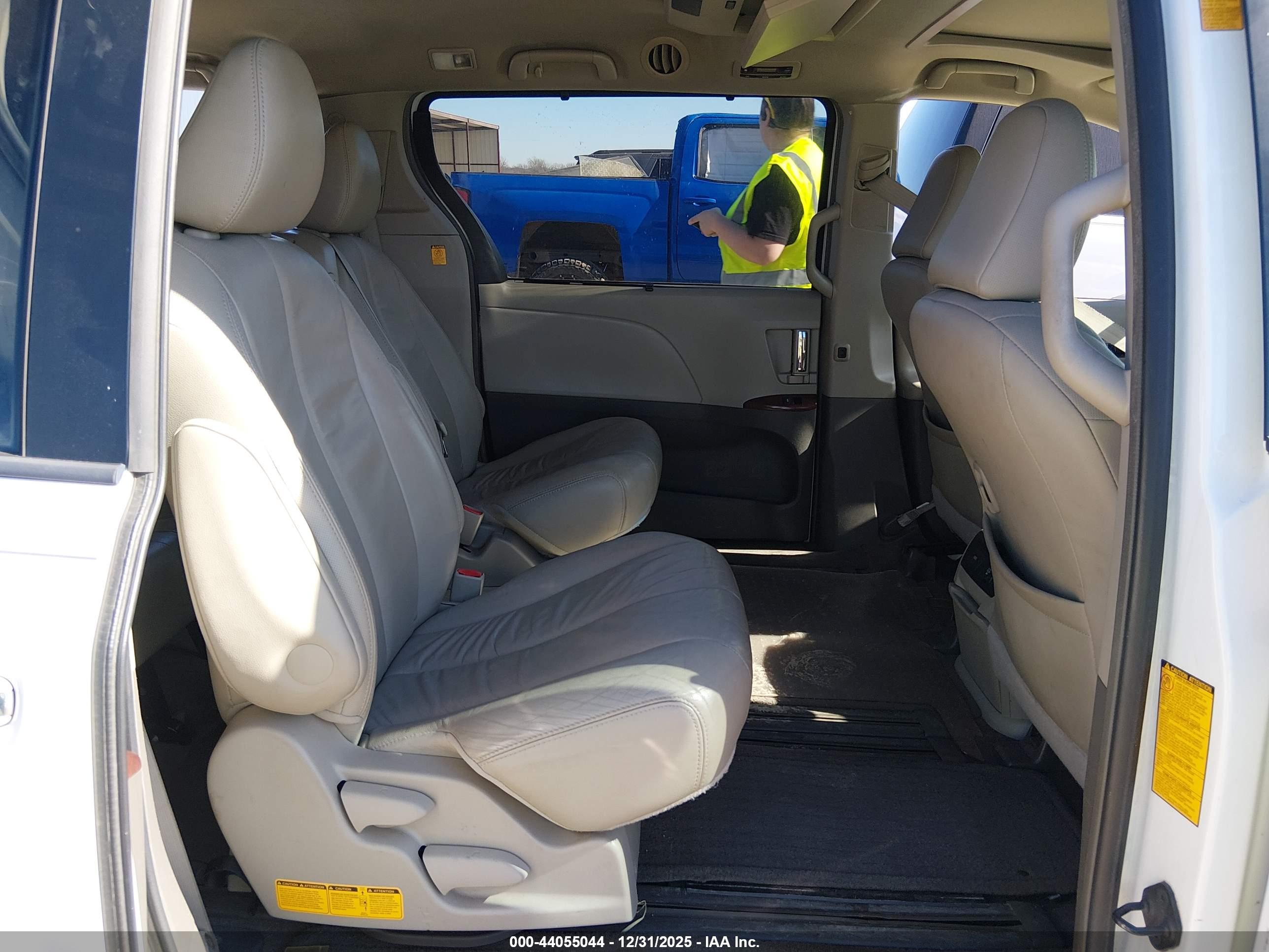 TOYOTA SIENNA image 8