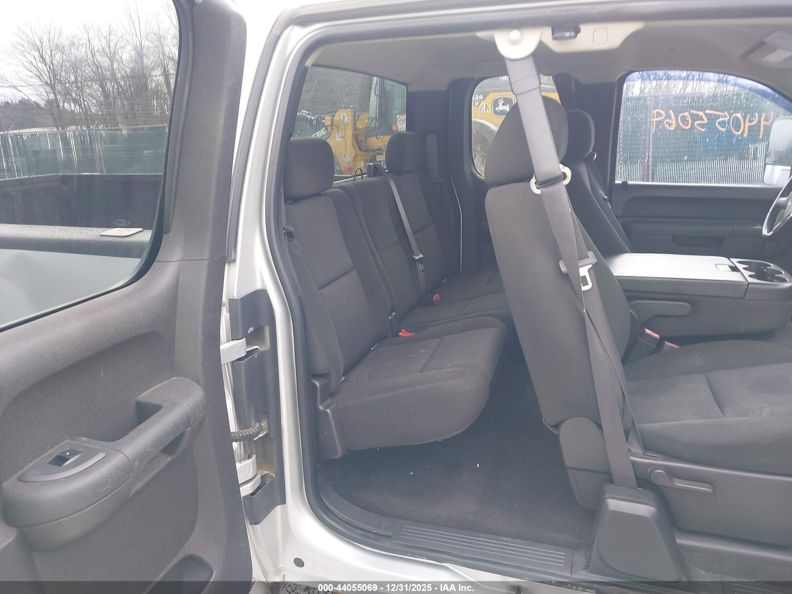 CHEVROLET SILVERADO image 8