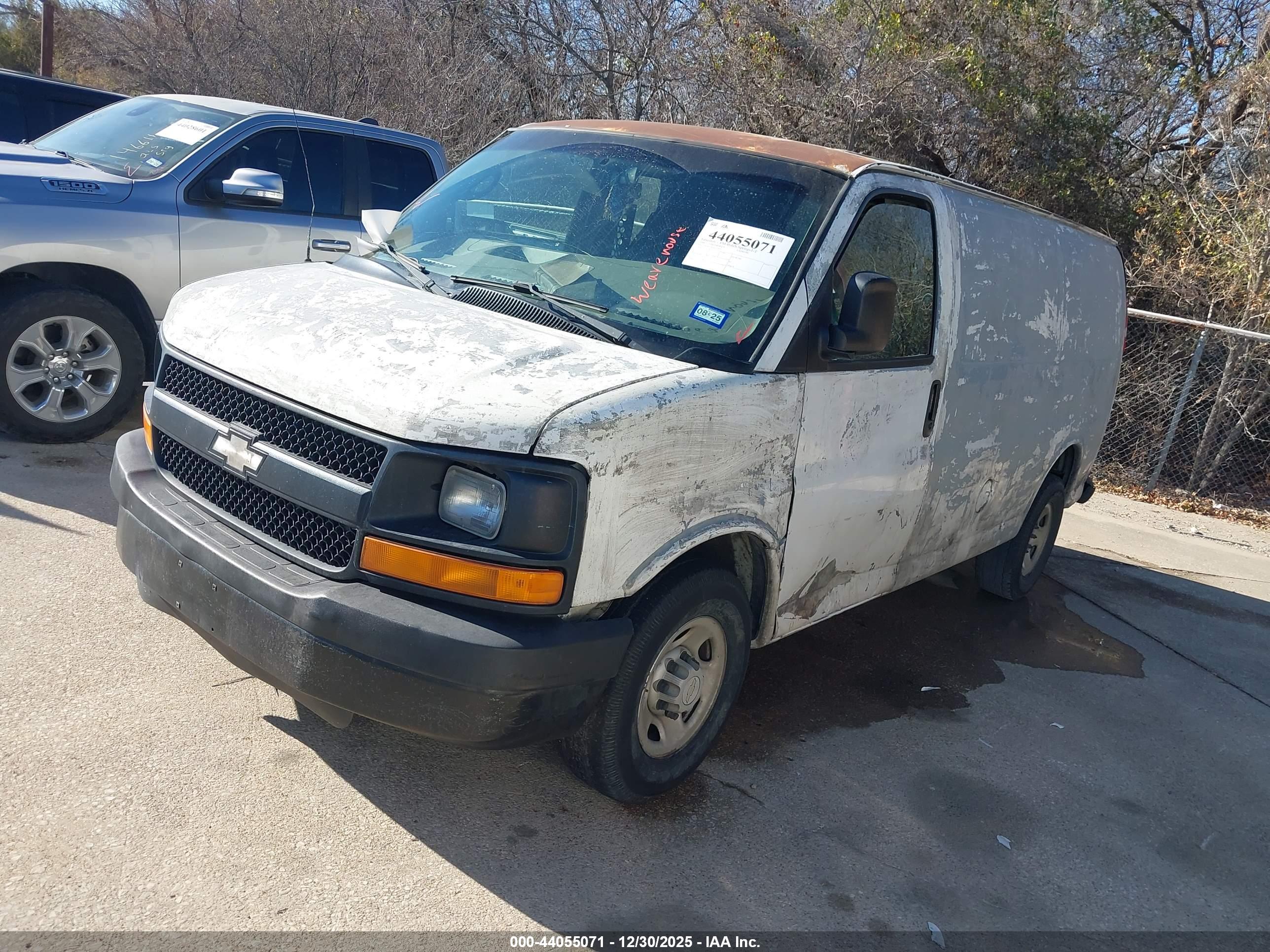 CHEVROLET EXPRESS image 2