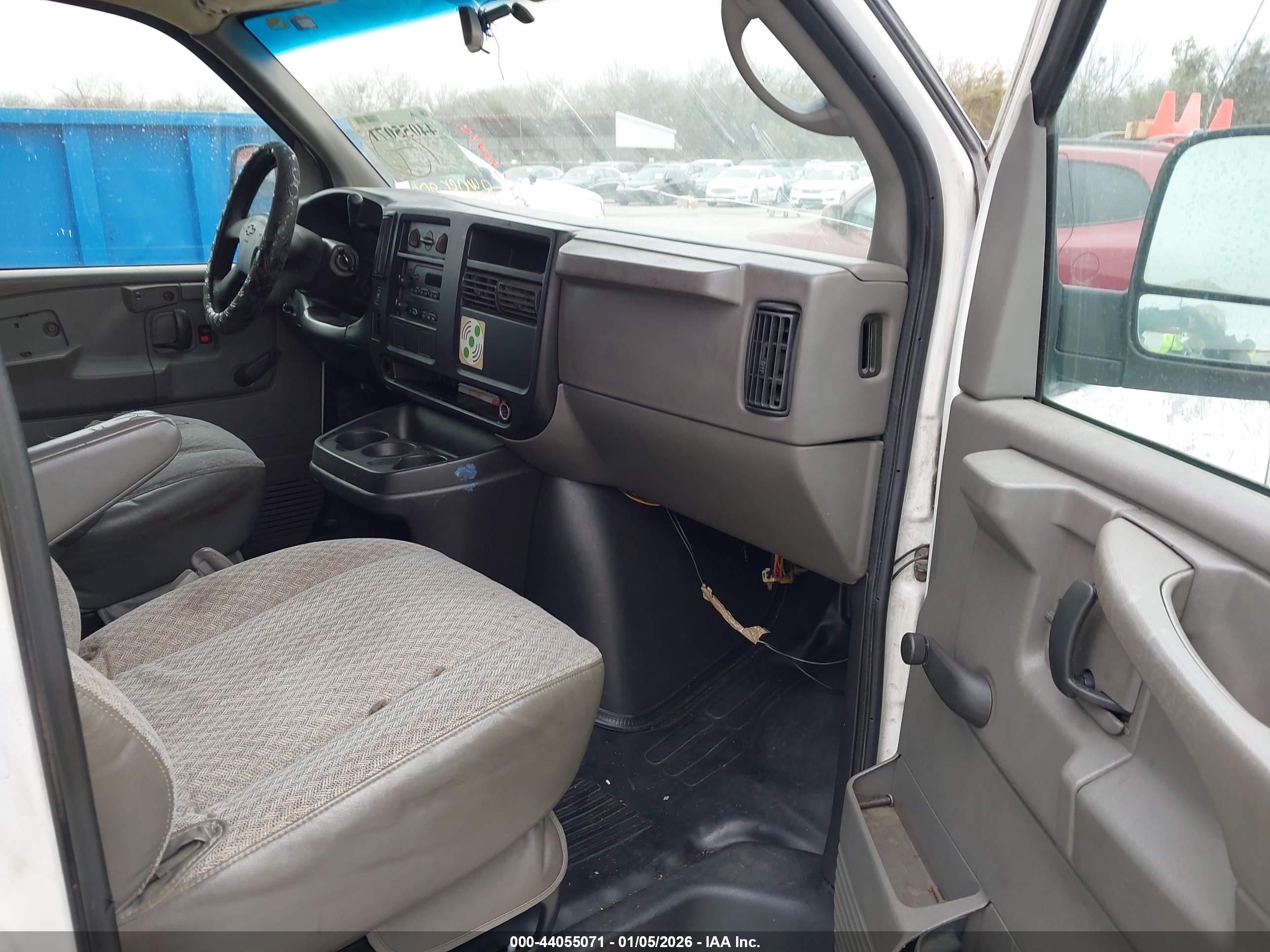 CHEVROLET EXPRESS image 5
