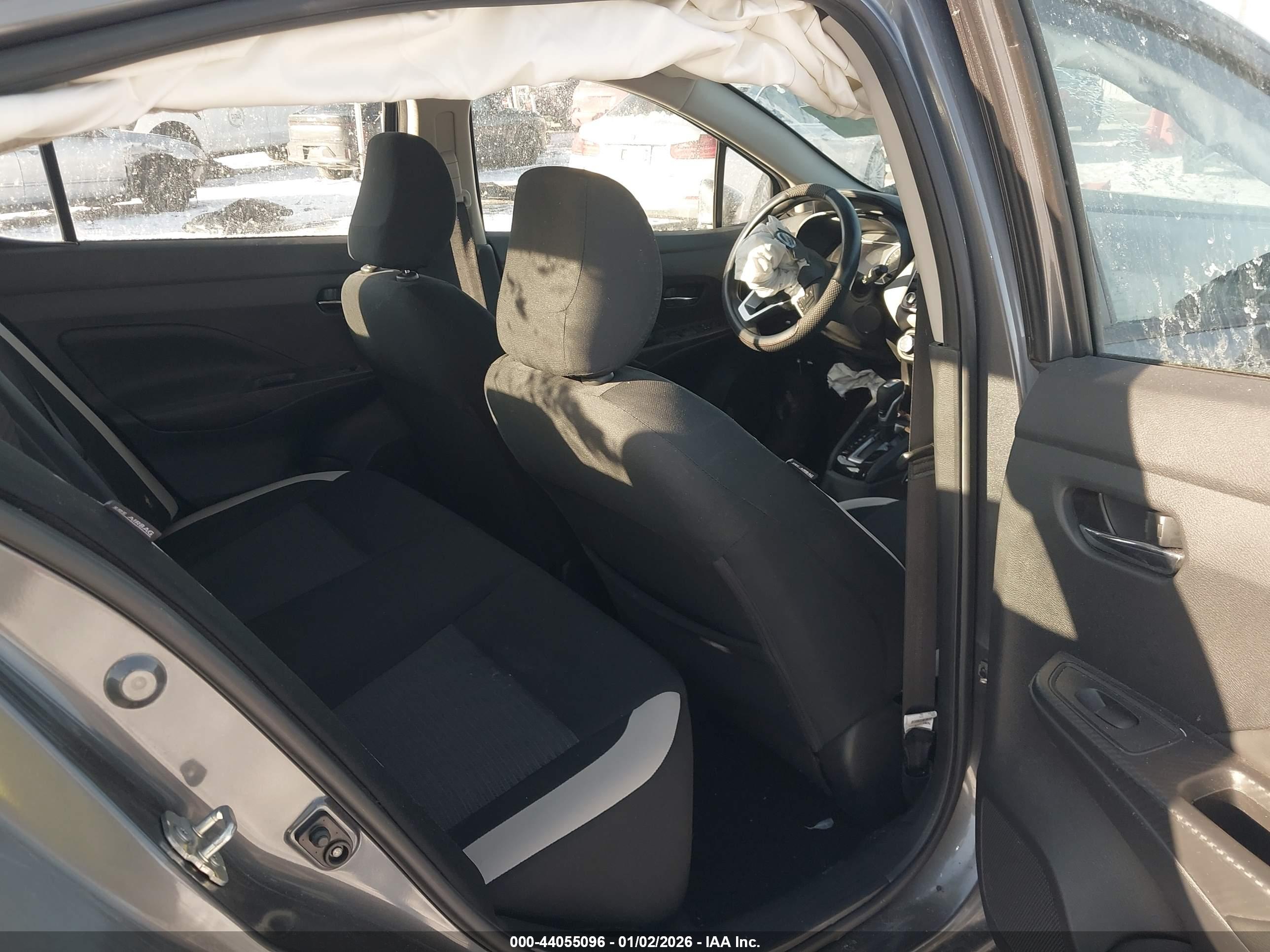 NISSAN VERSA image 8