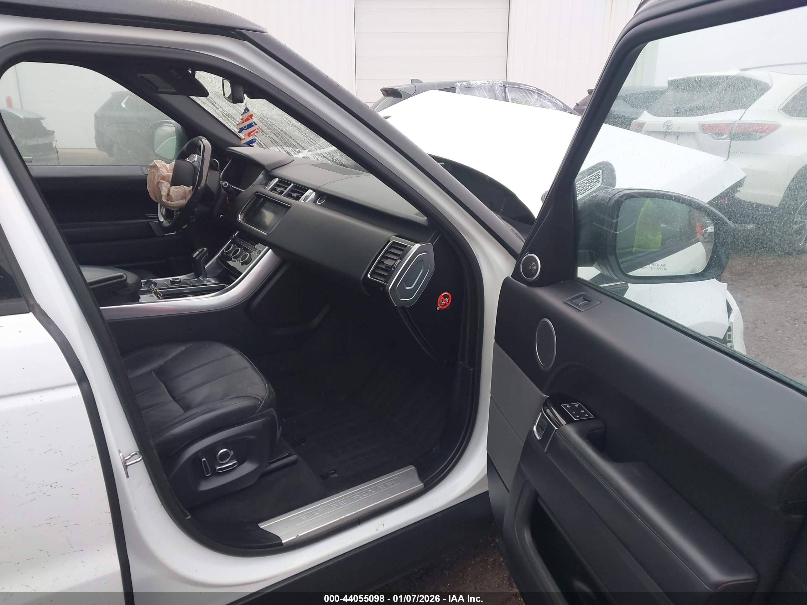 LAND ROVER image 5