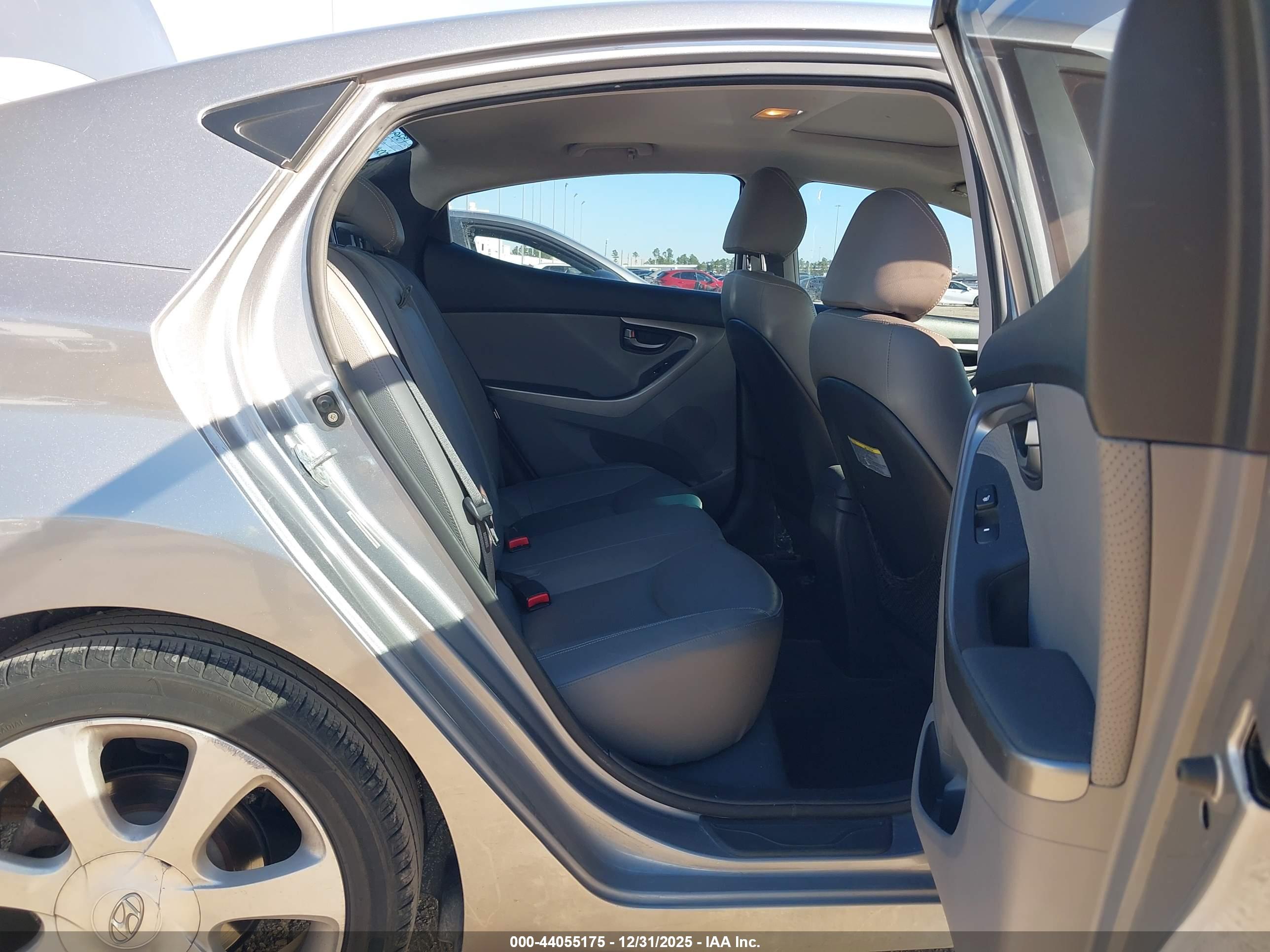 HYUNDAI ELANTRA image 8