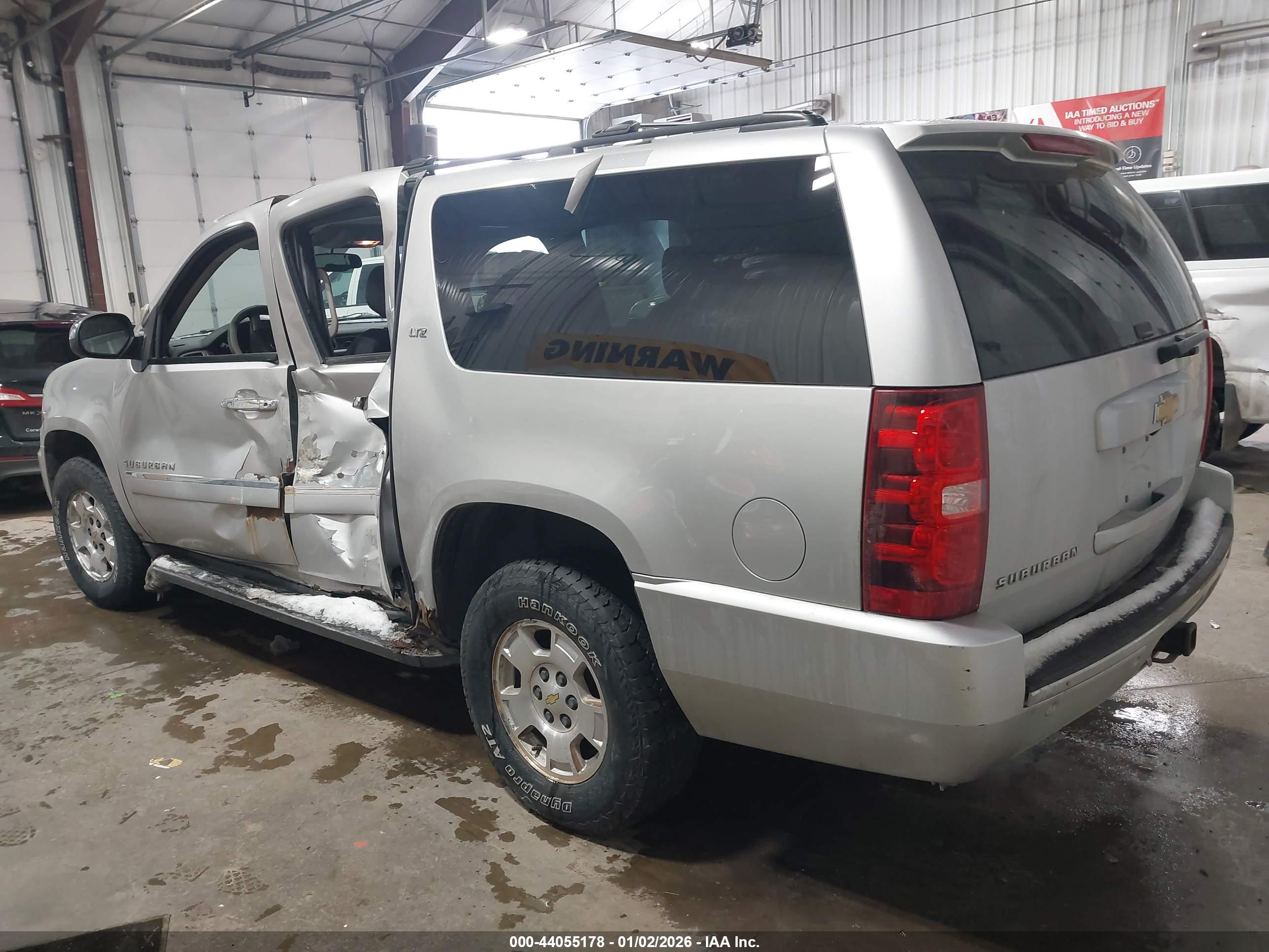 CHEVROLET SUBURBAN image 3