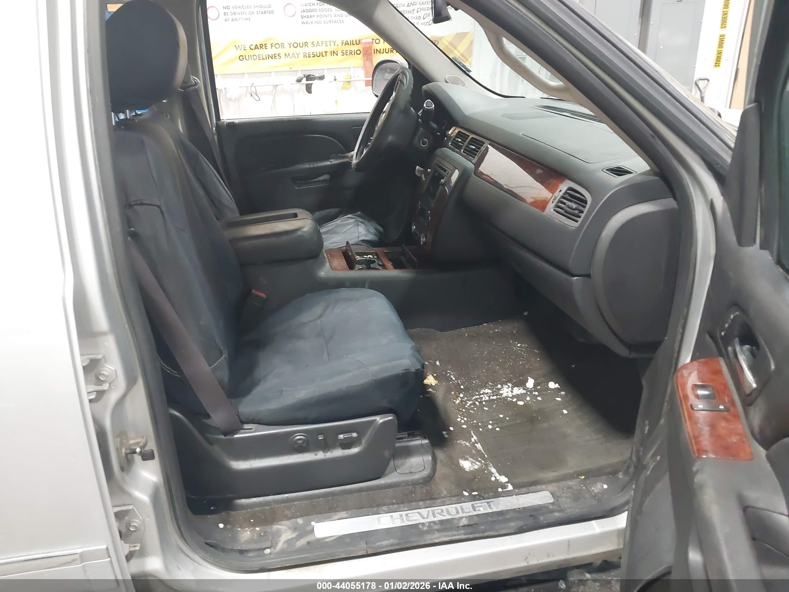 CHEVROLET SUBURBAN image 5