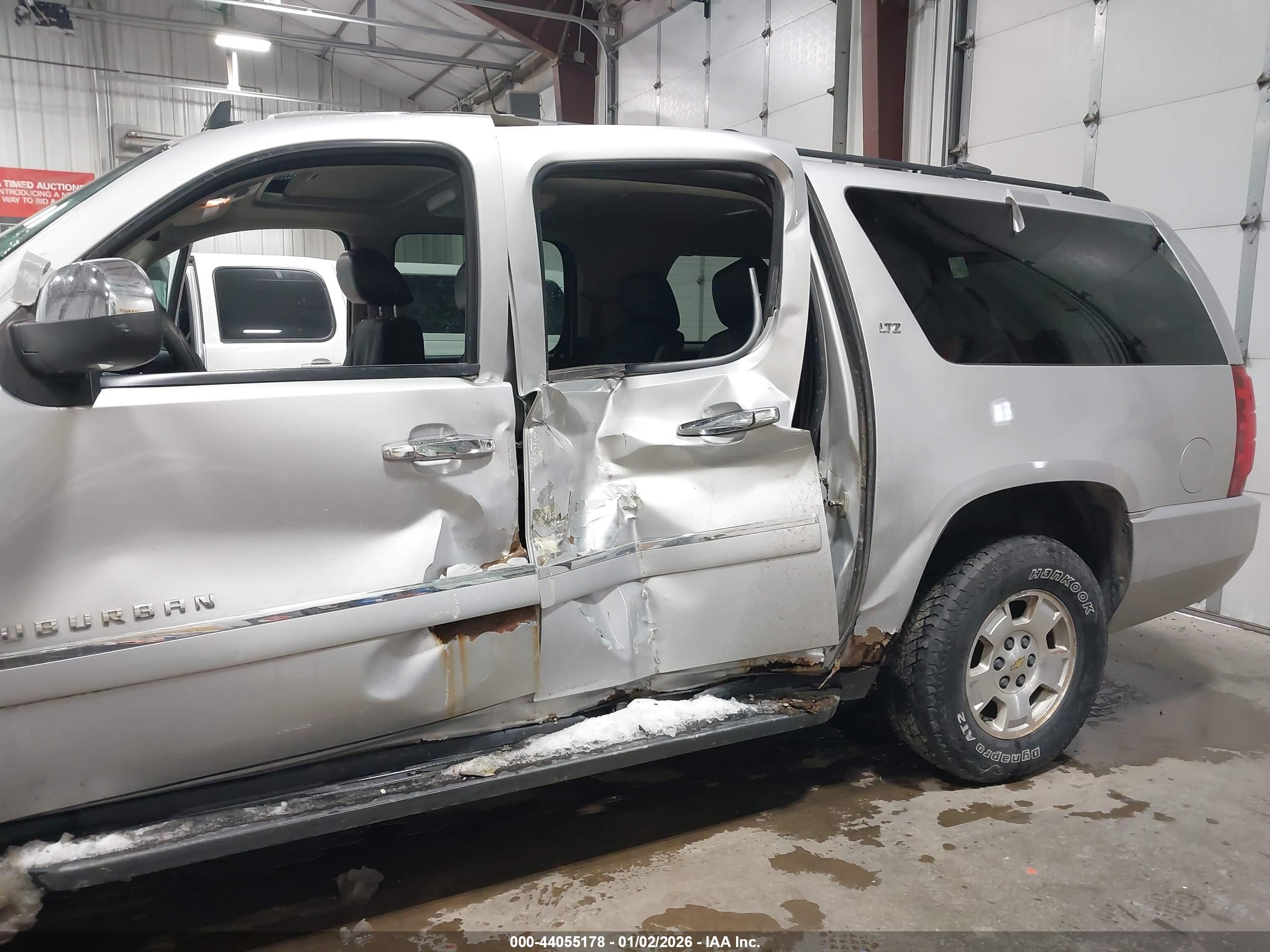CHEVROLET SUBURBAN image 6