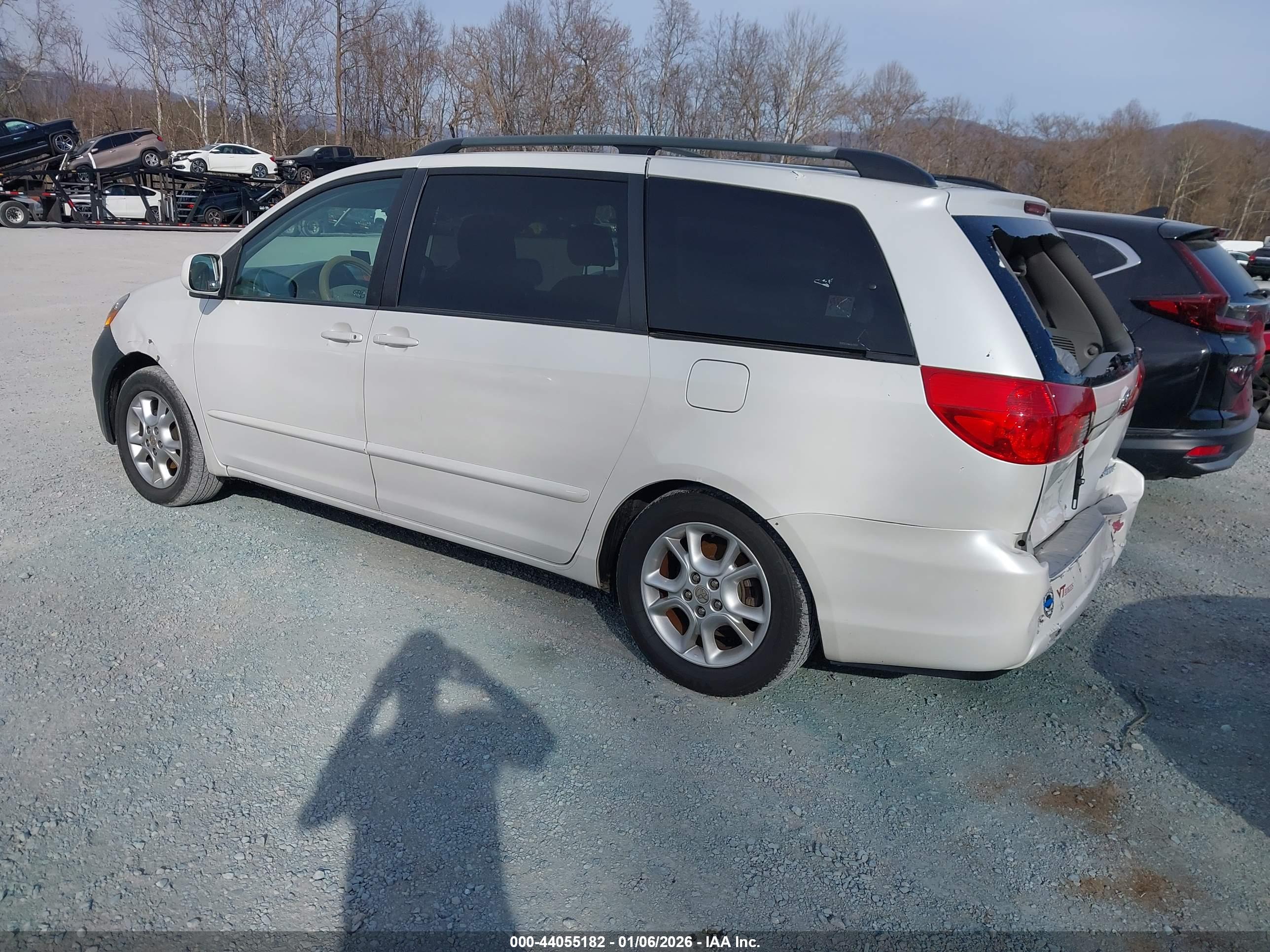 TOYOTA SIENNA image 3