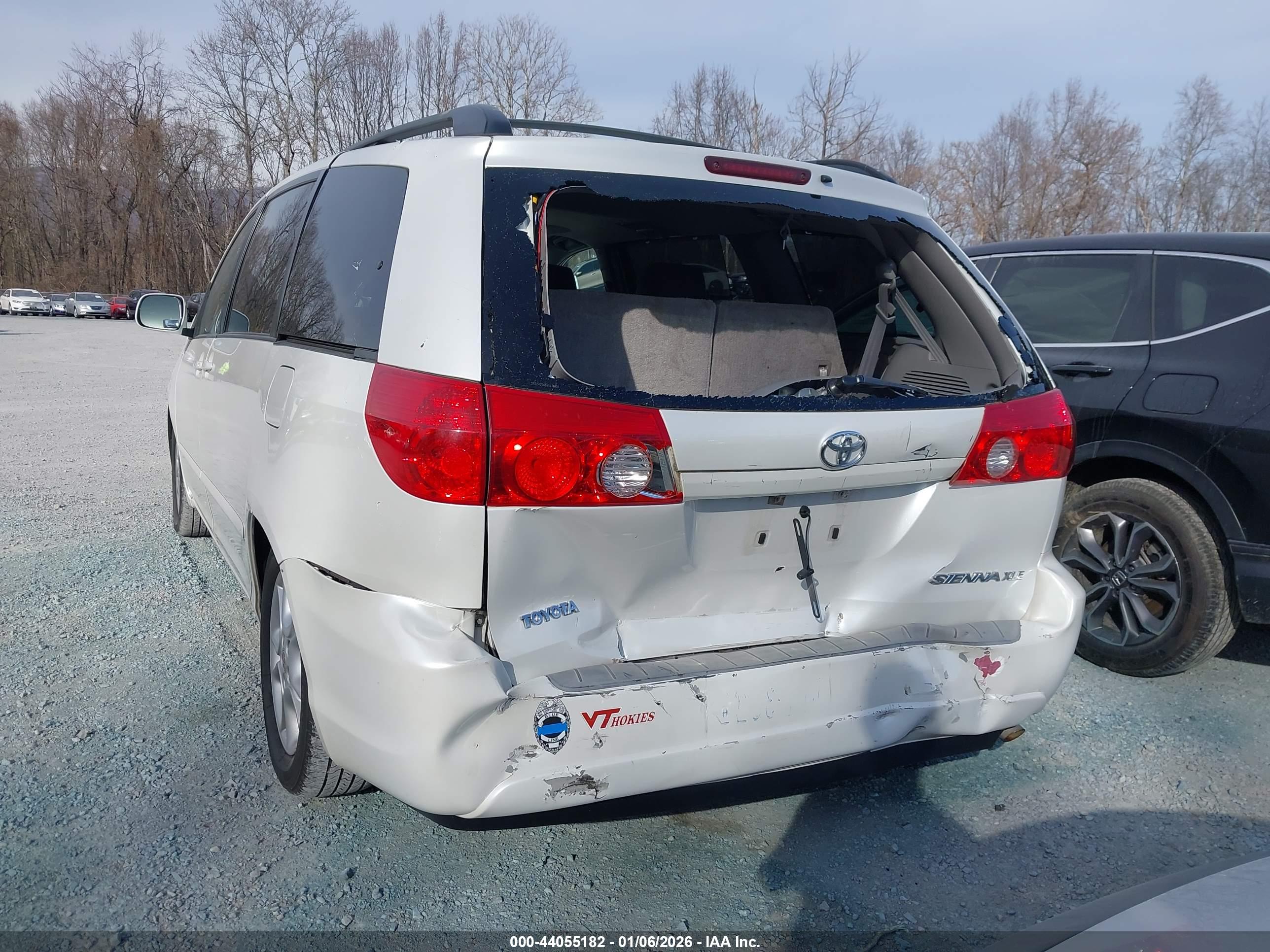 TOYOTA SIENNA image 6