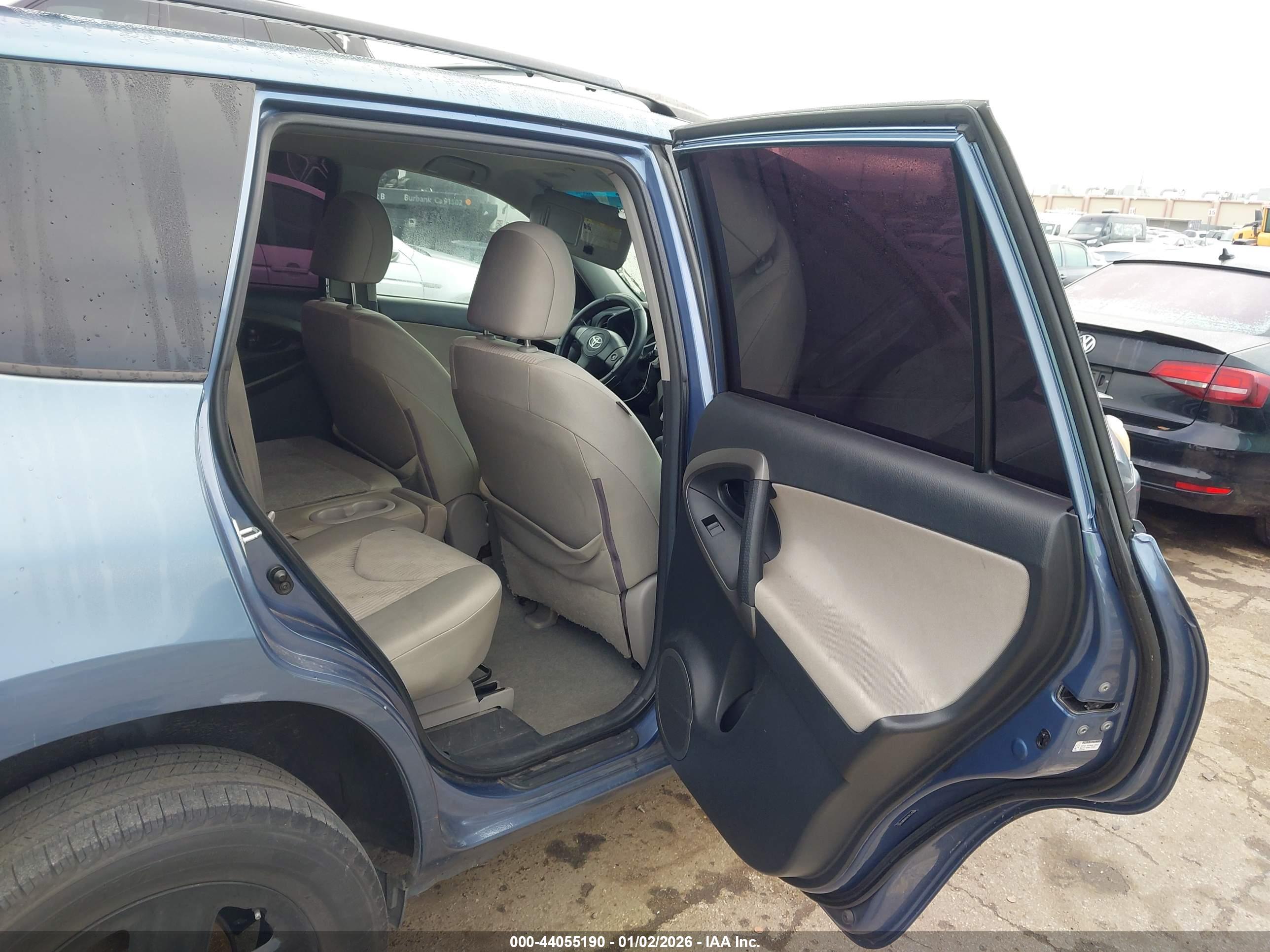 TOYOTA RAV4 image 8