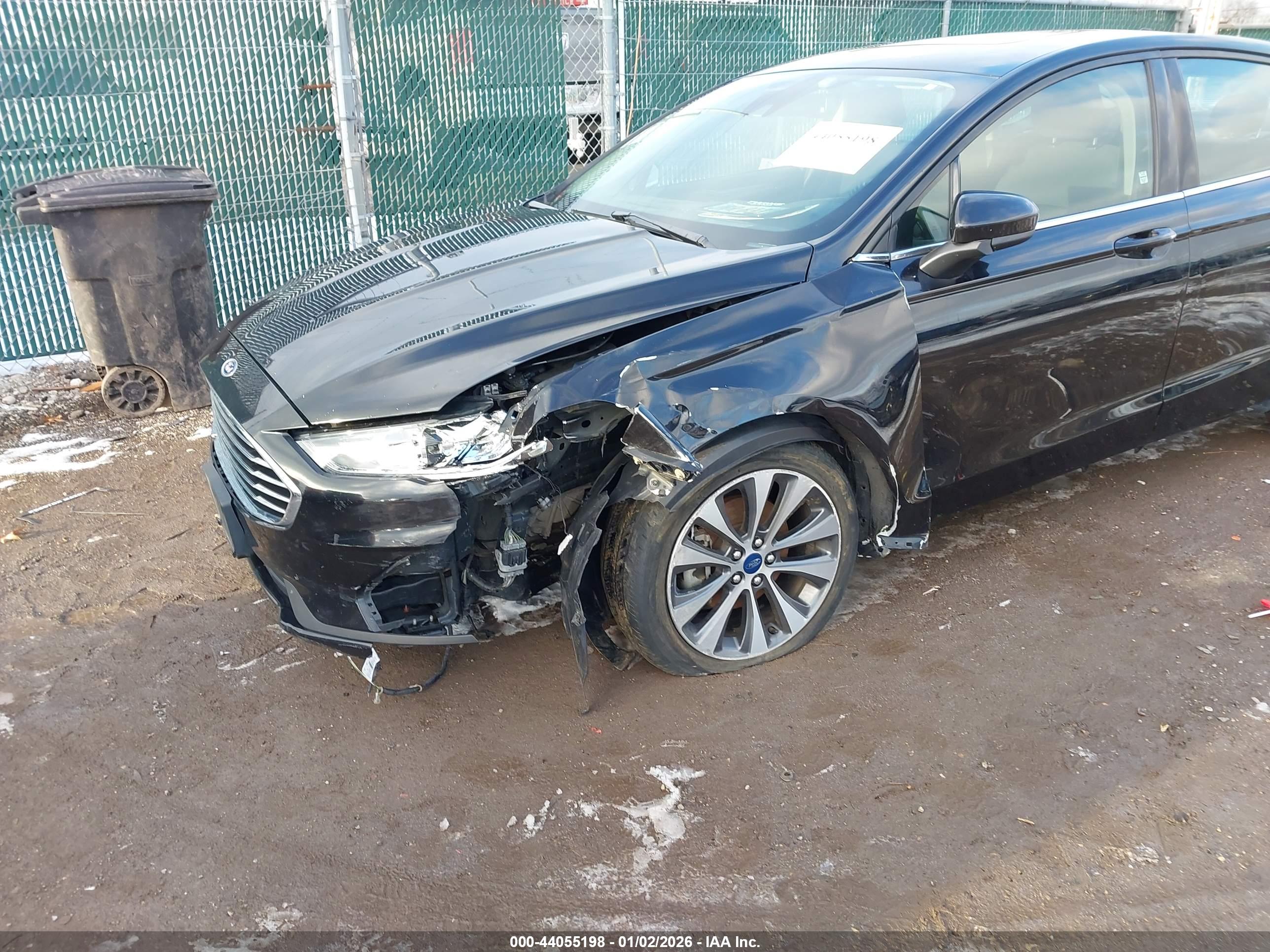 FORD FUSION image 6