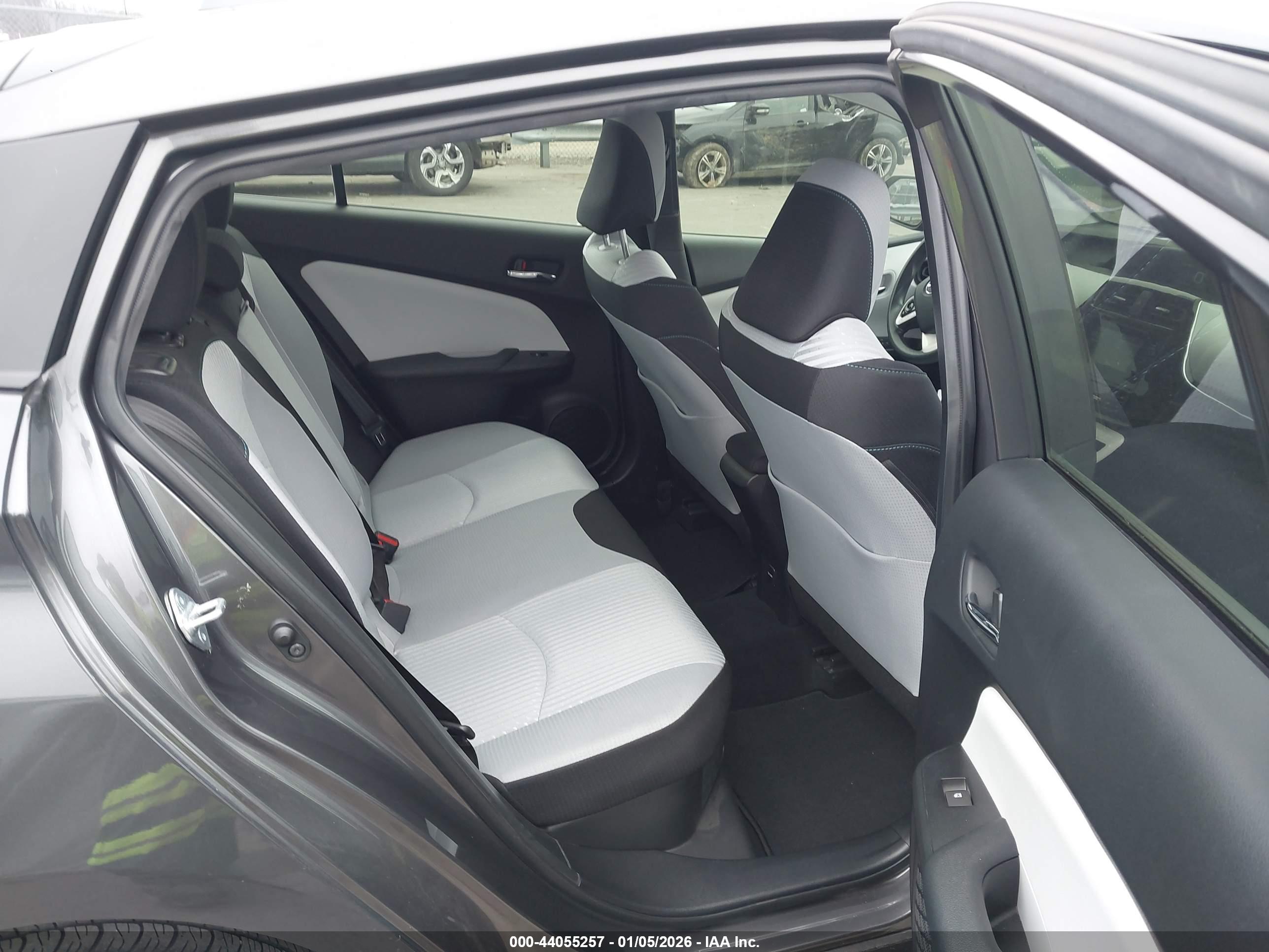 TOYOTA PRIUS image 8