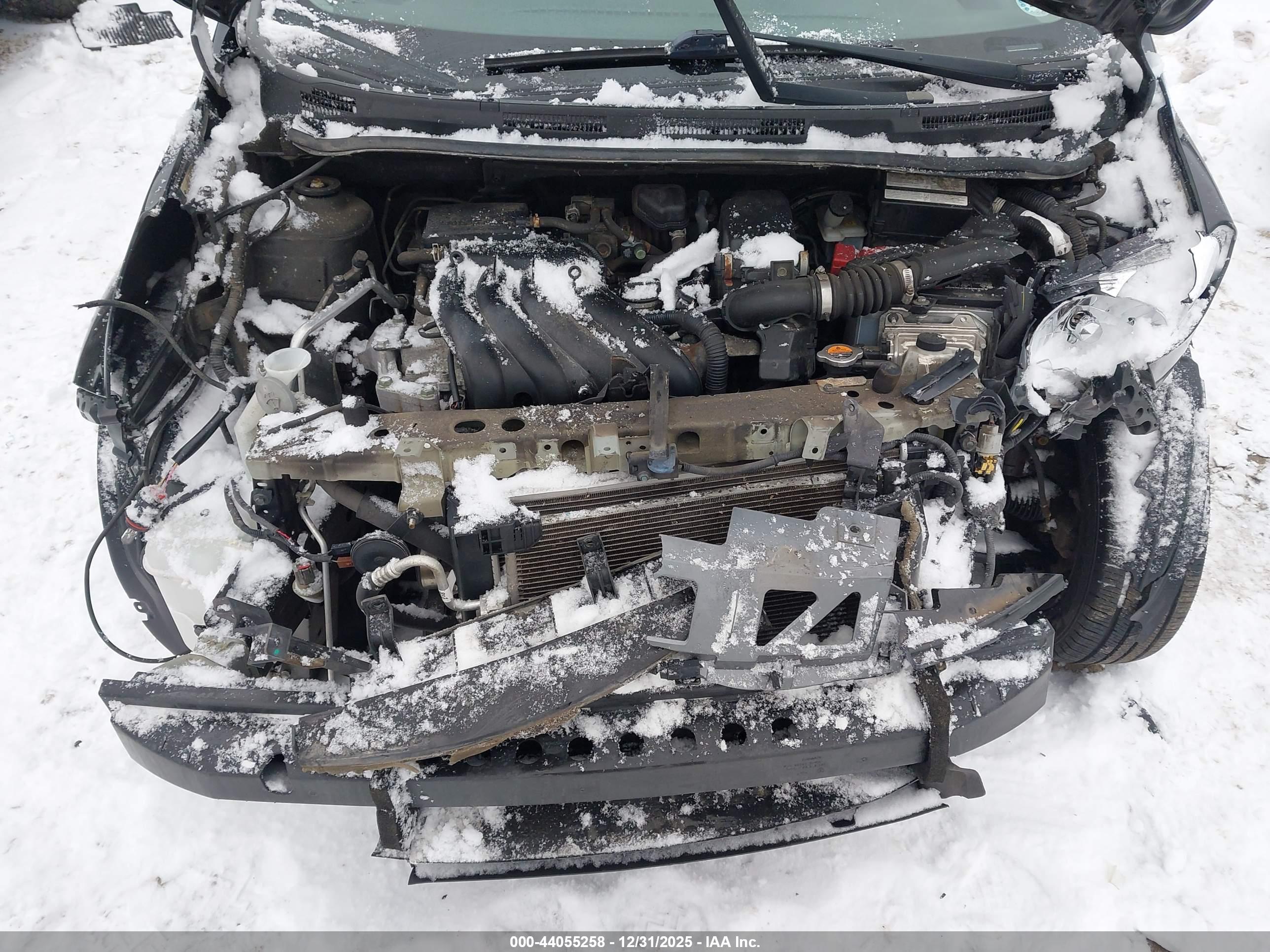 NISSAN VERSA image 10