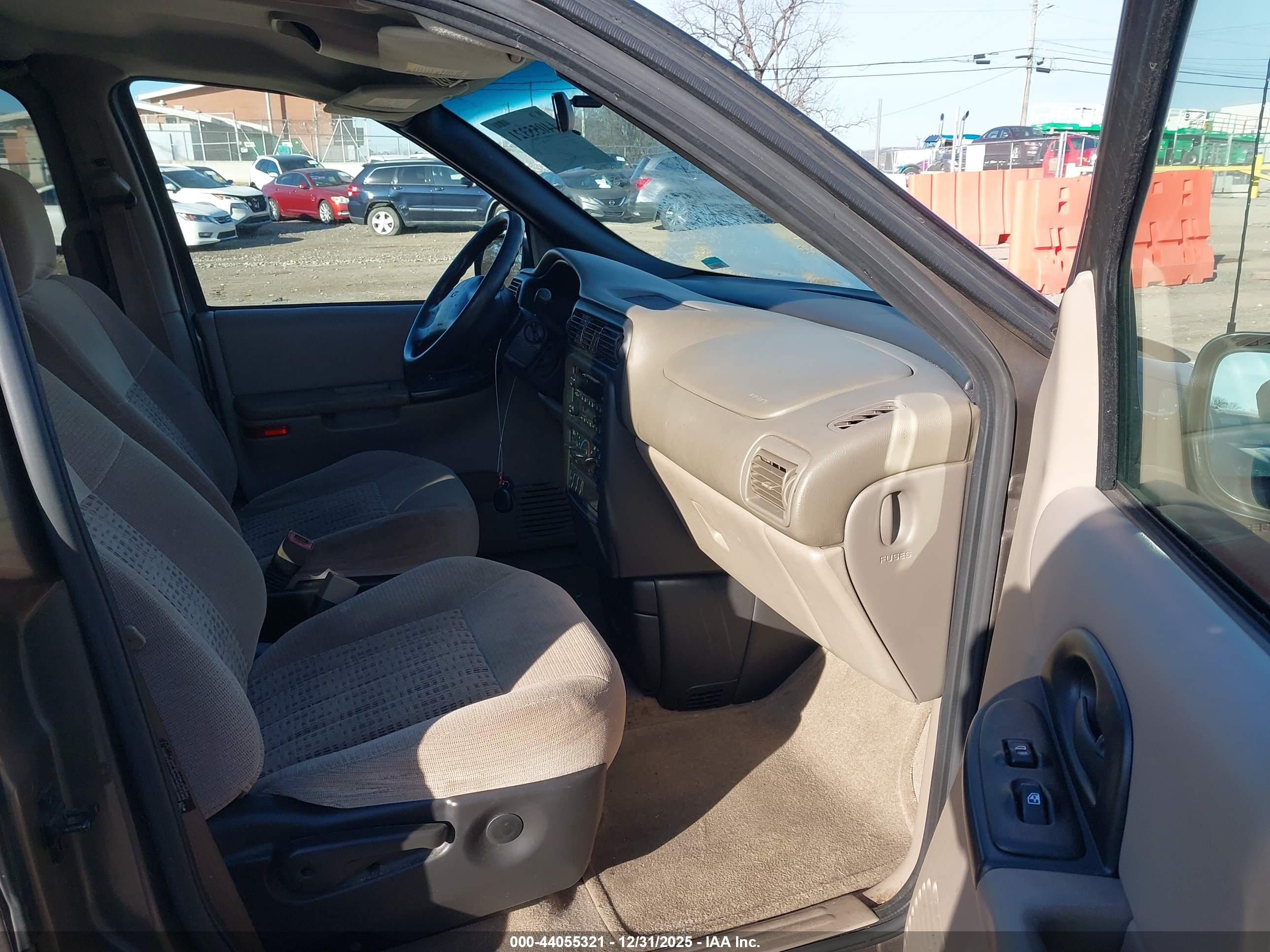 CHEVROLET VENTURE image 5
