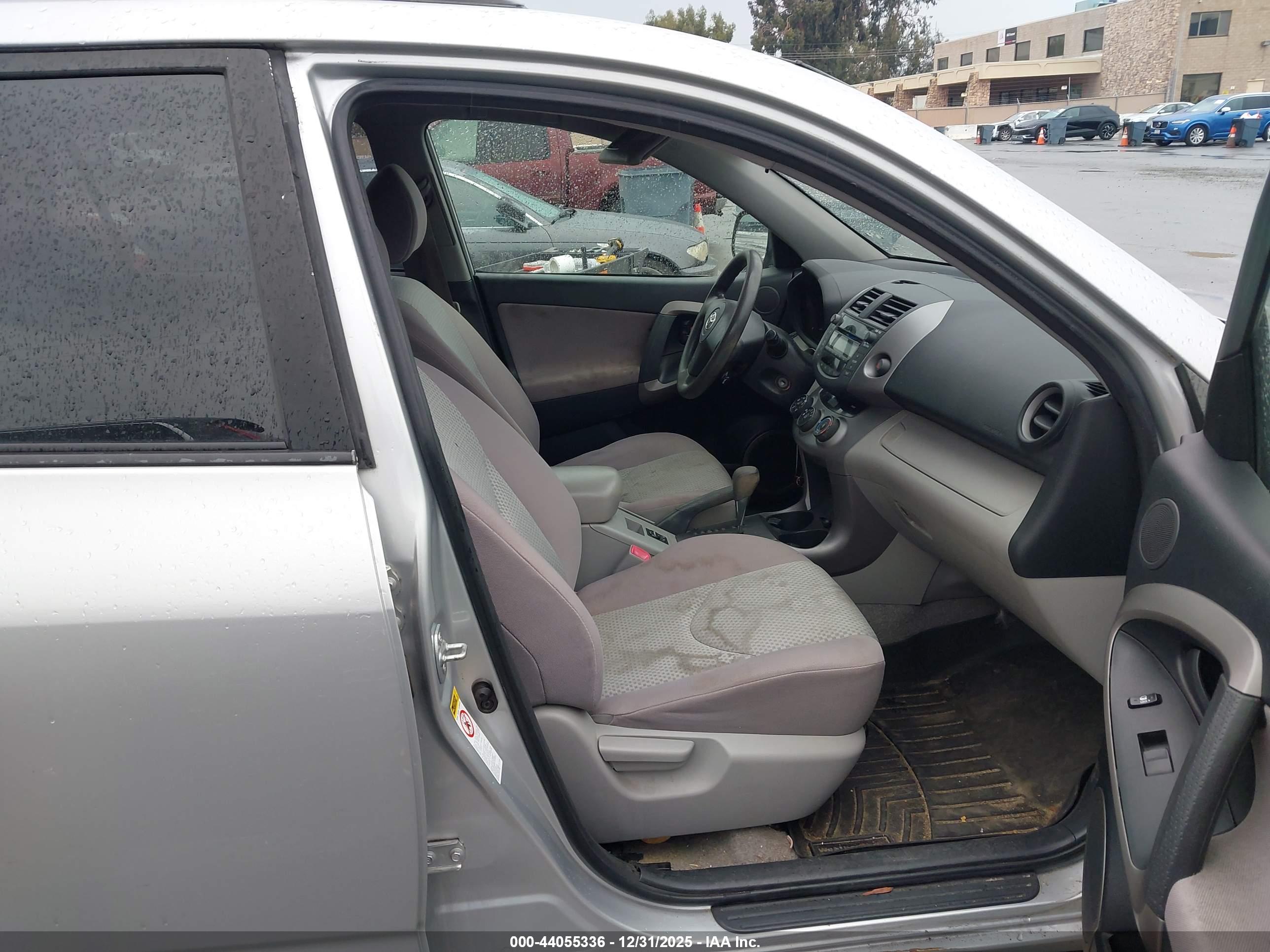 TOYOTA RAV4 image 5