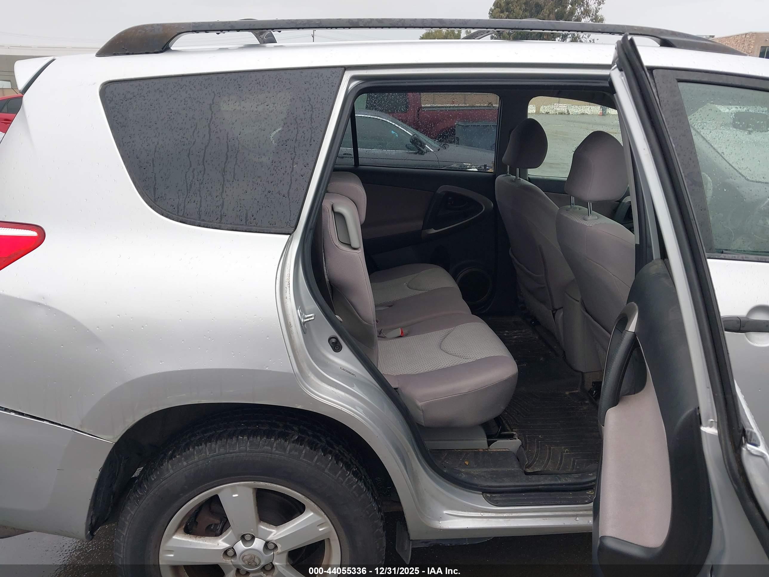 TOYOTA RAV4 image 8