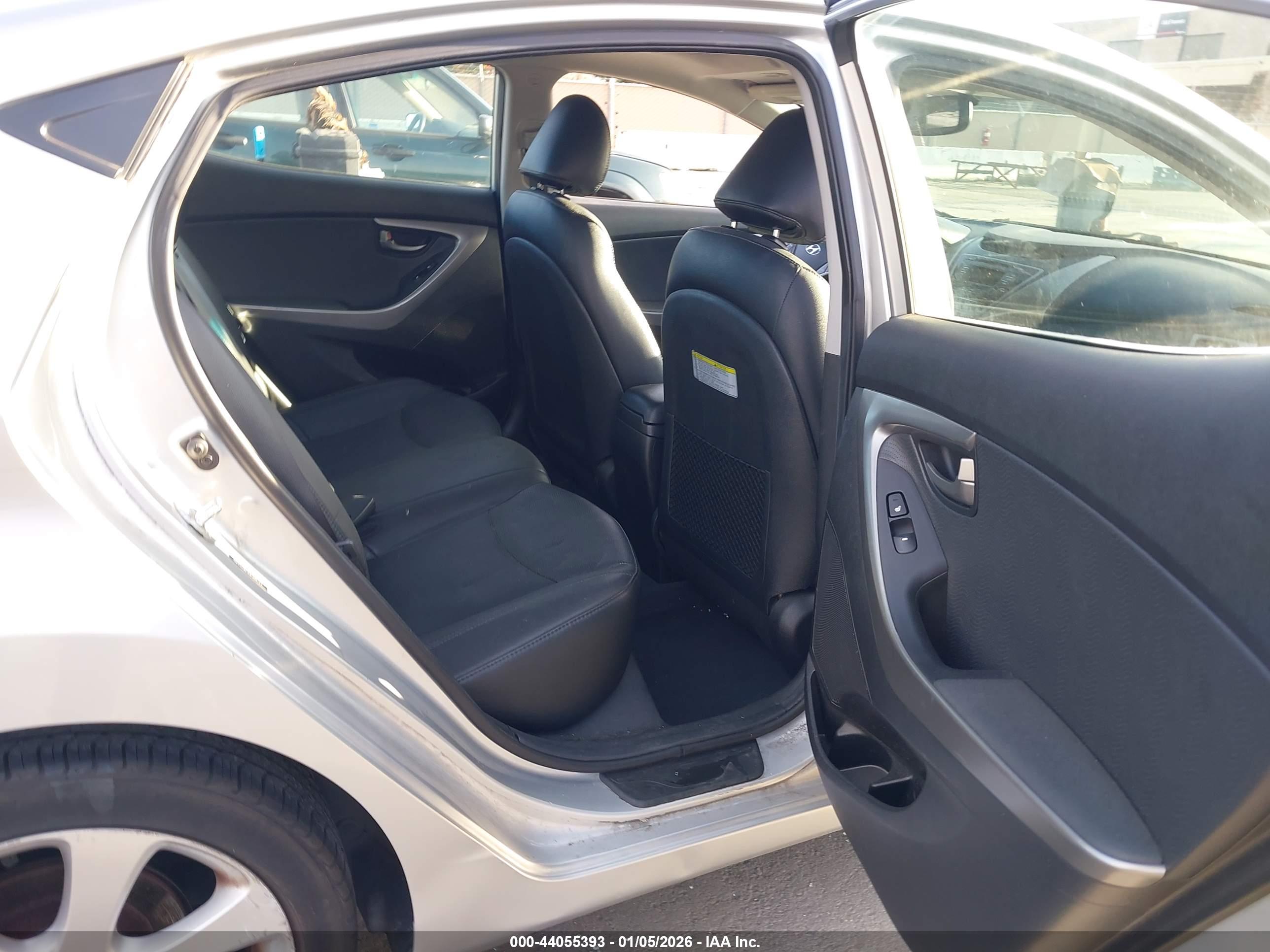 HYUNDAI ELANTRA image 8