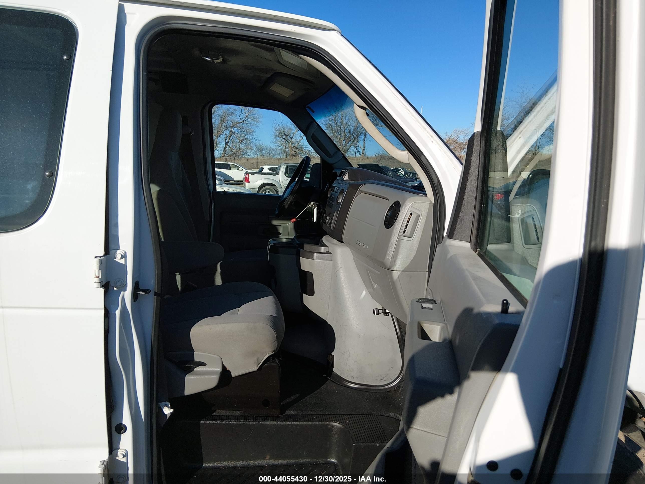 FORD E-250 image 5