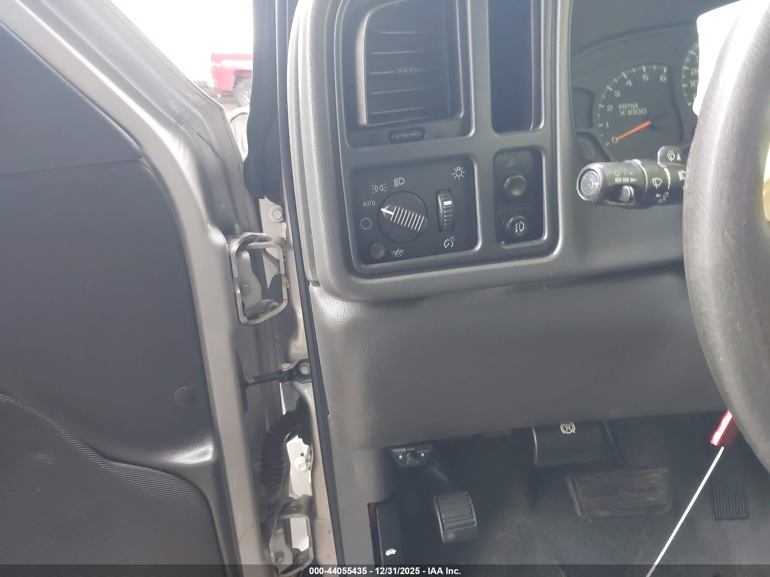 CHEVROLET SILVERADO image 11