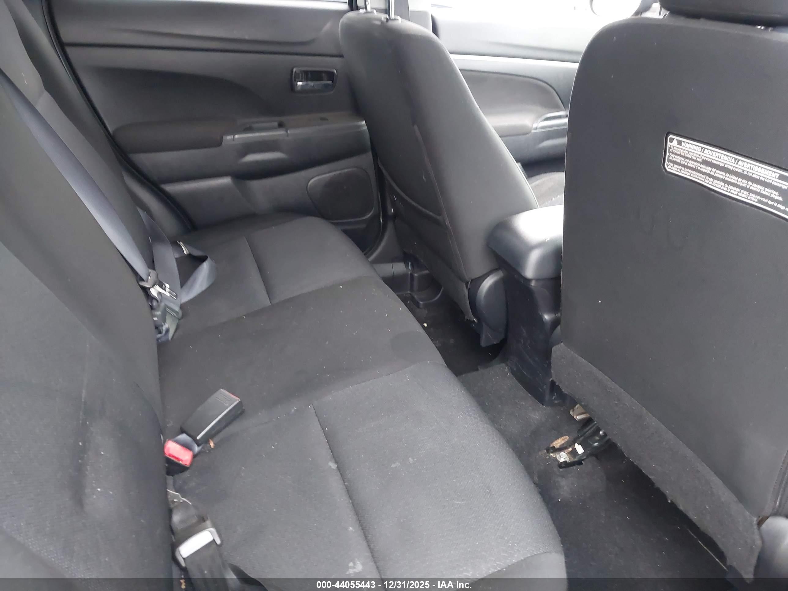 MITSUBISHI OUTLANDER image 8