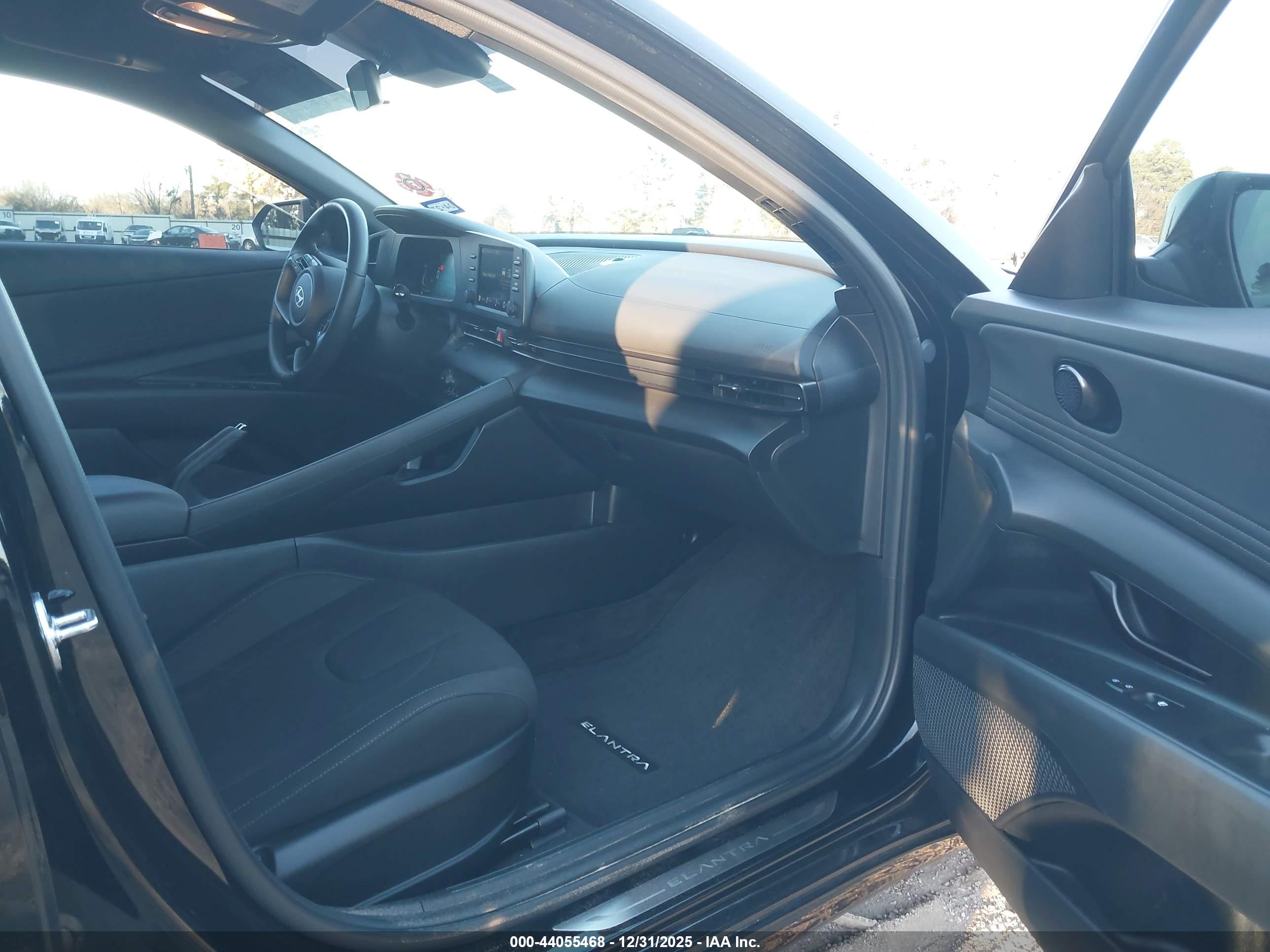 HYUNDAI ELANTRA image 5