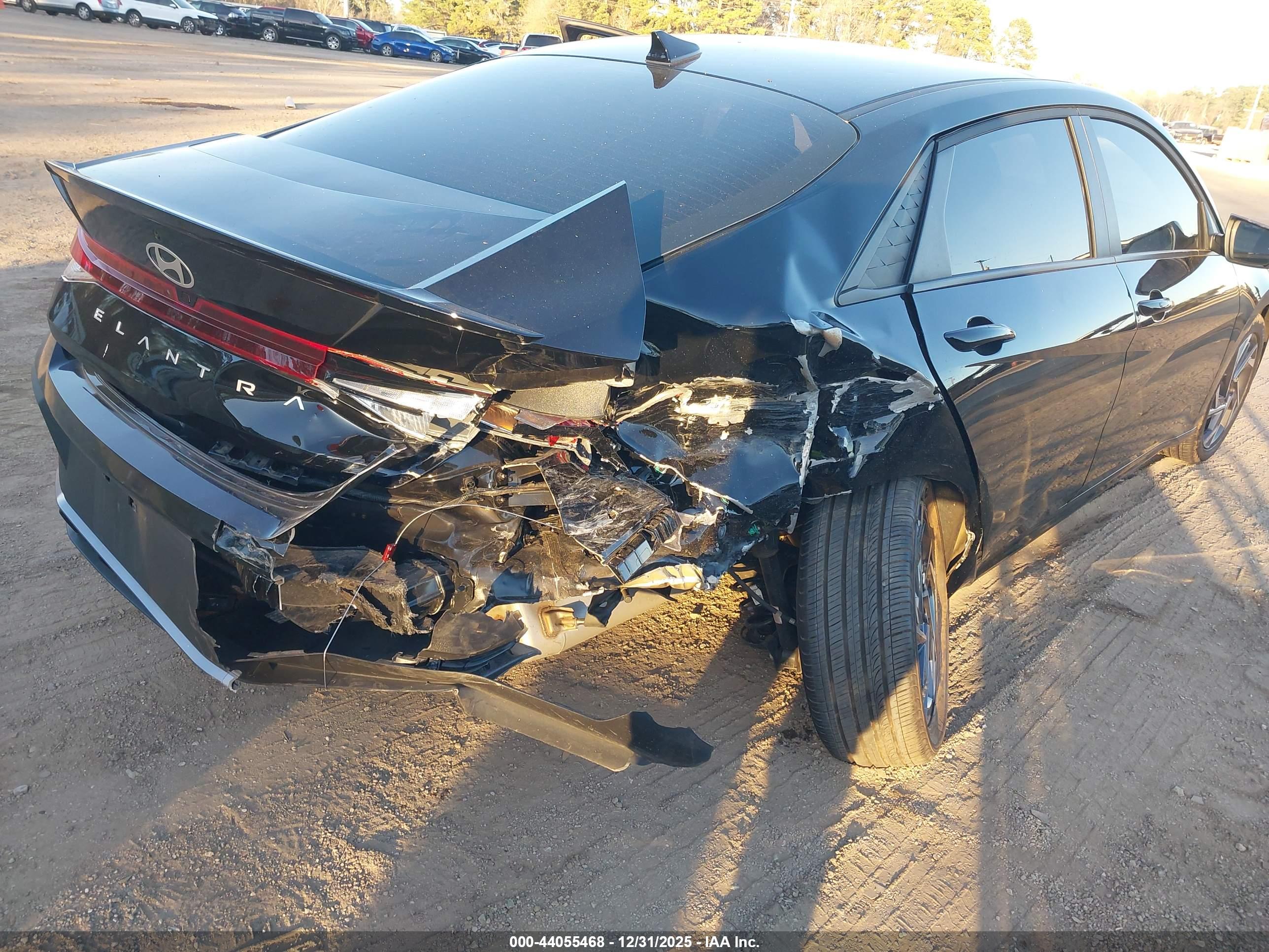 HYUNDAI ELANTRA image 6