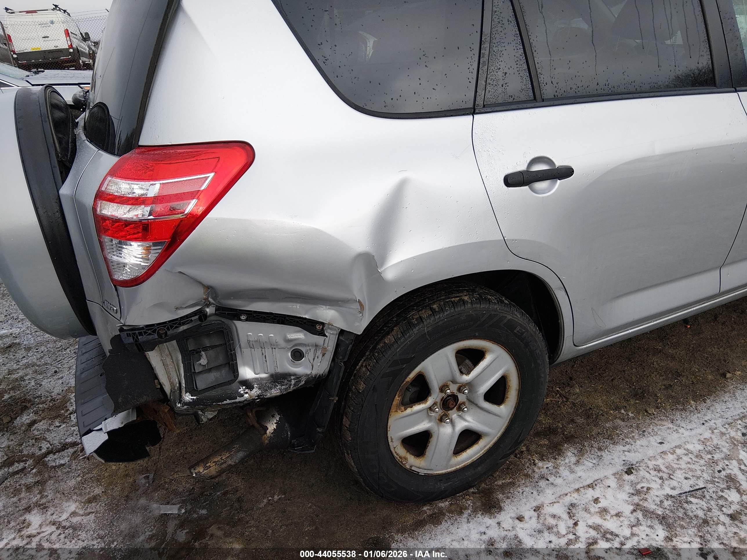 TOYOTA RAV4 image 4