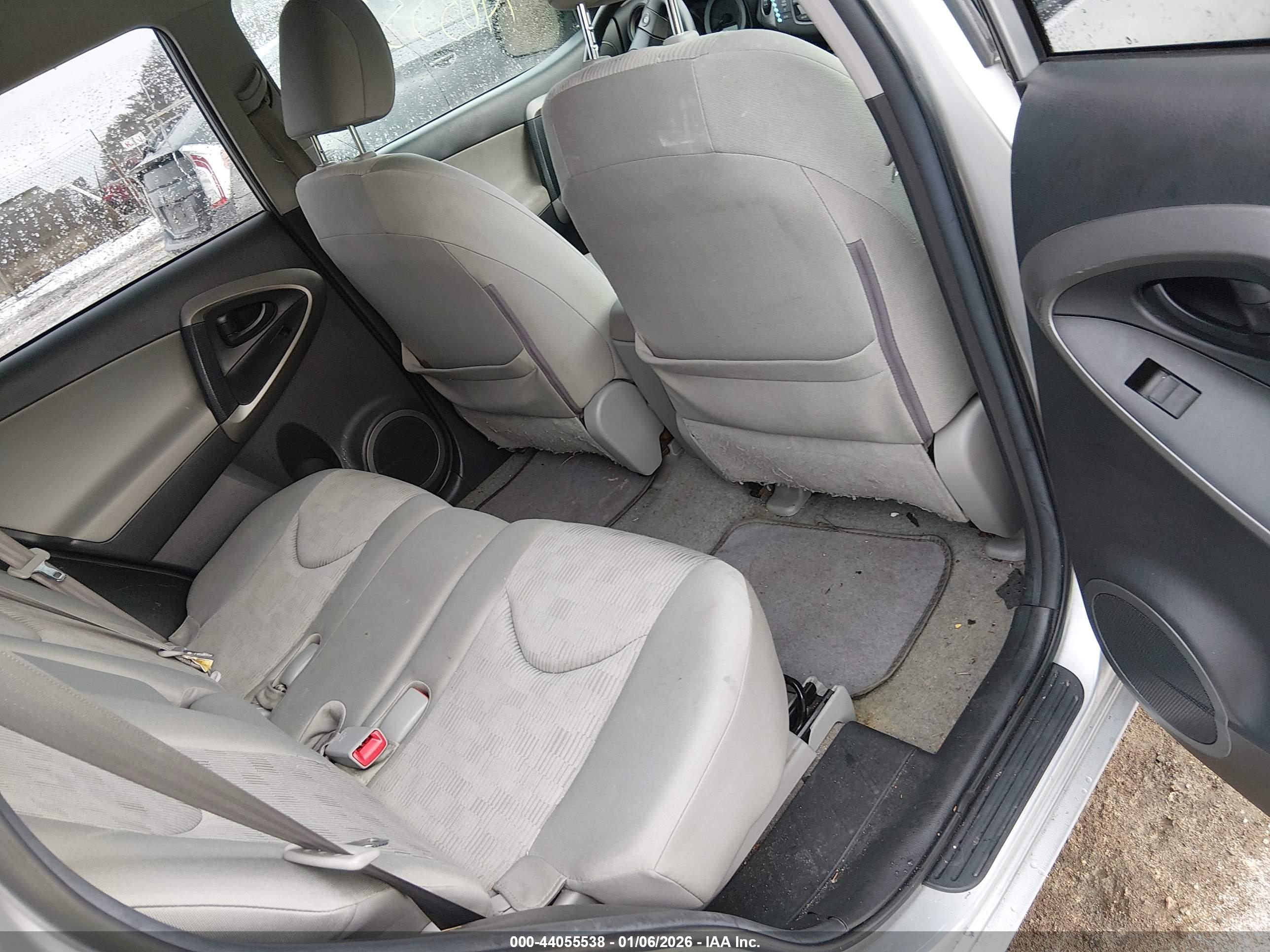 TOYOTA RAV4 image 8