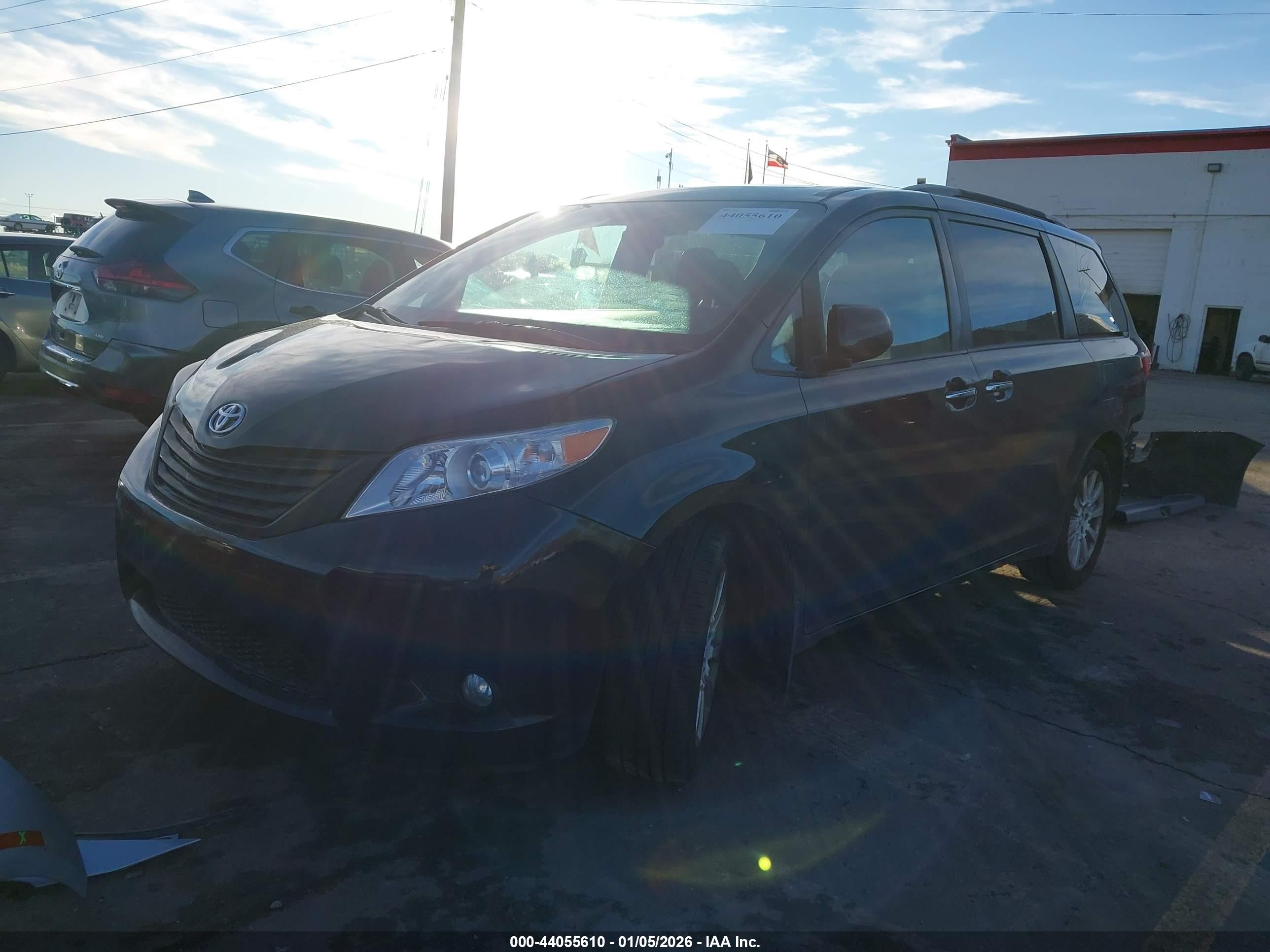 TOYOTA SIENNA image 2
