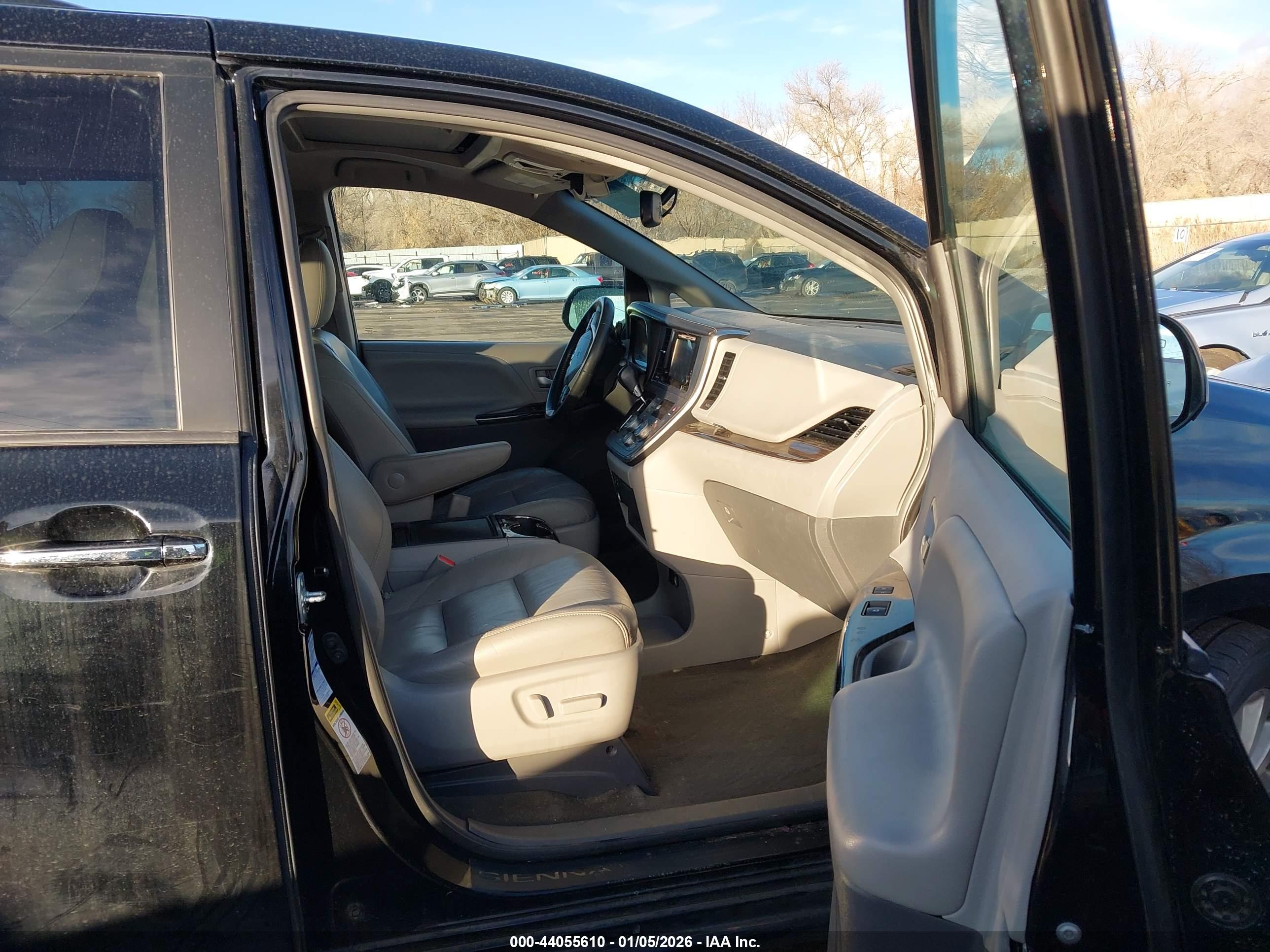 TOYOTA SIENNA image 5