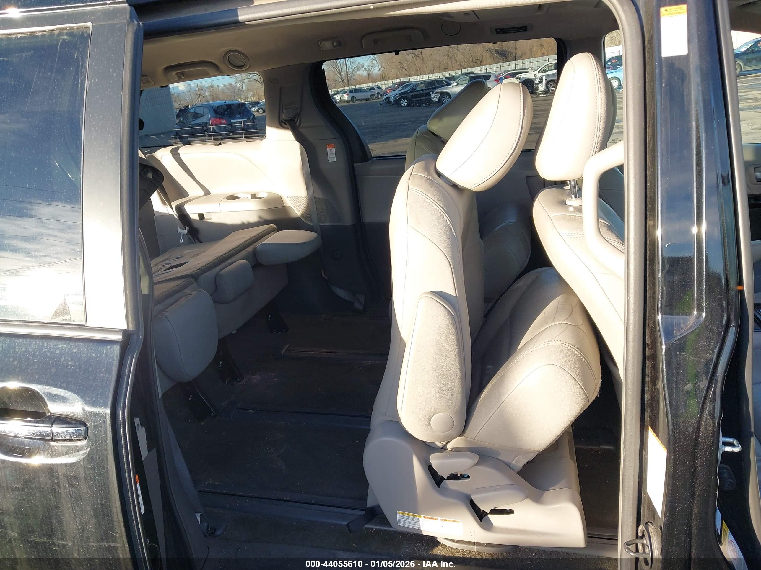 TOYOTA SIENNA image 8