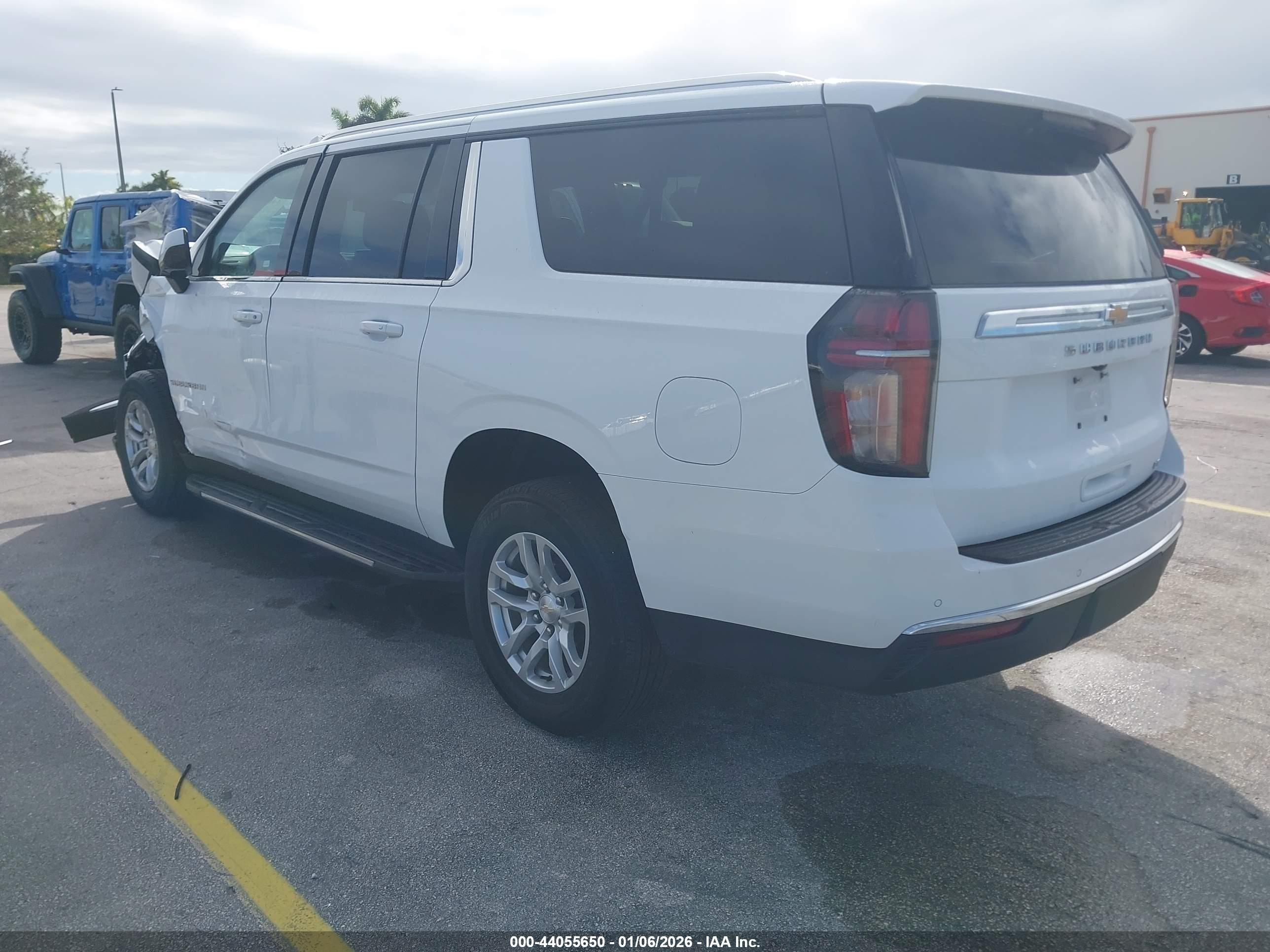 CHEVROLET SUBURBAN image 3