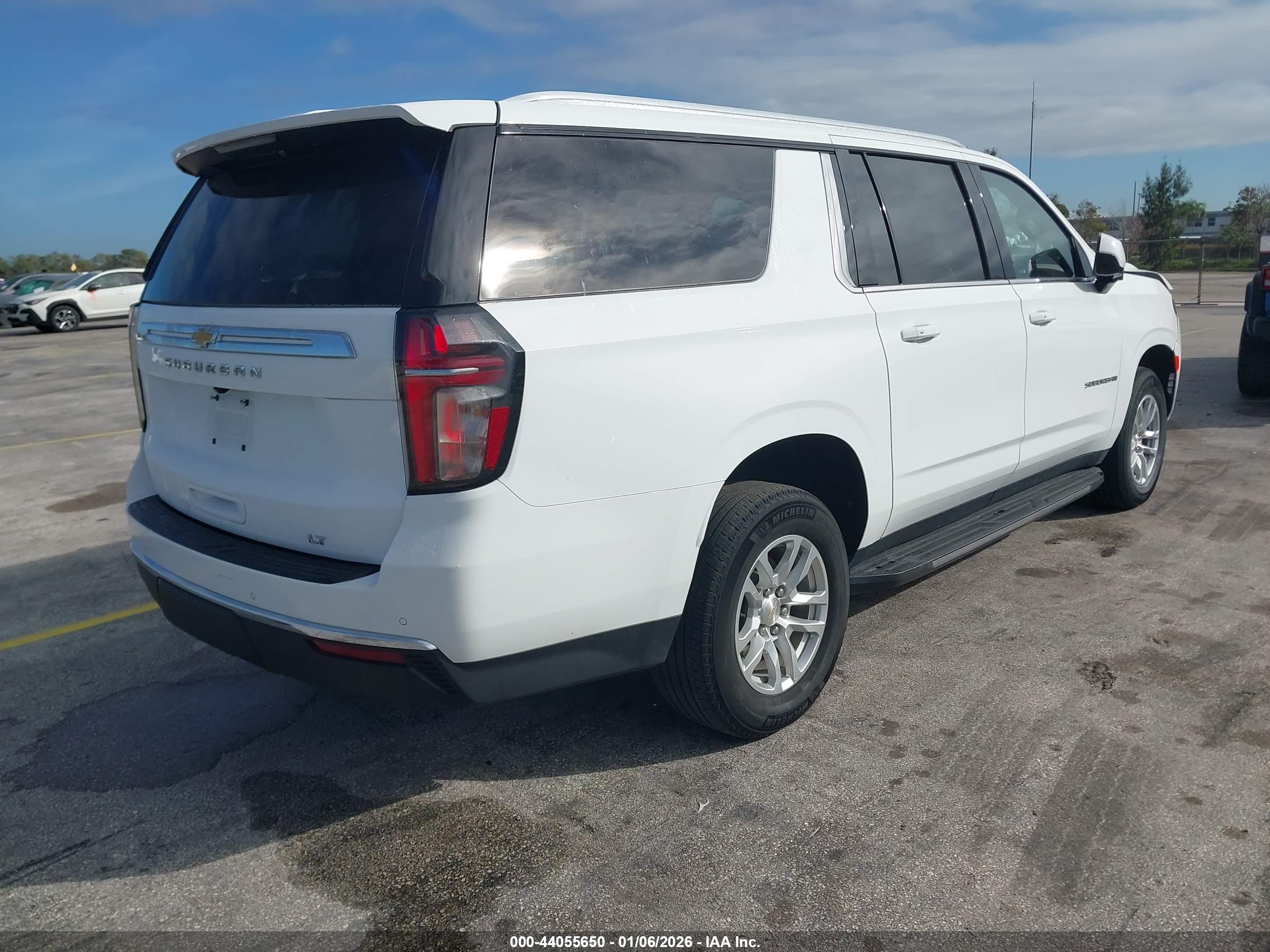 CHEVROLET SUBURBAN image 4