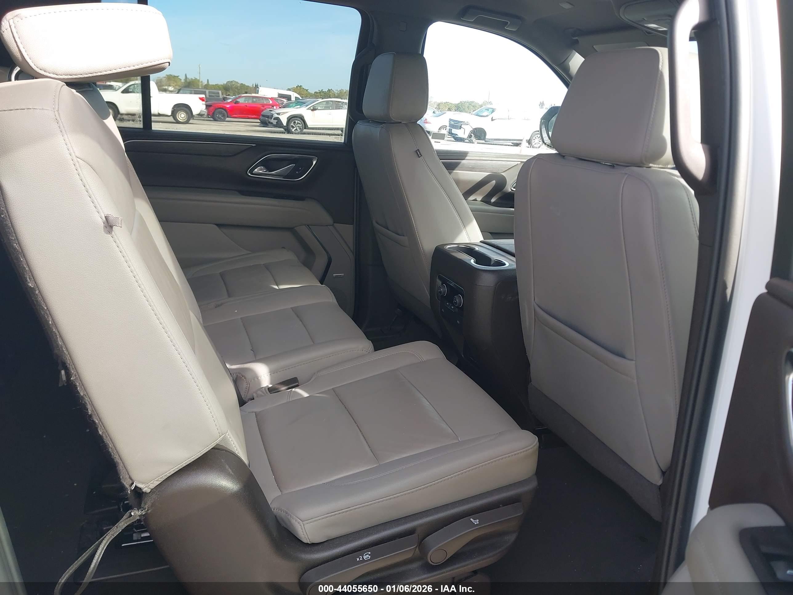 CHEVROLET SUBURBAN image 8