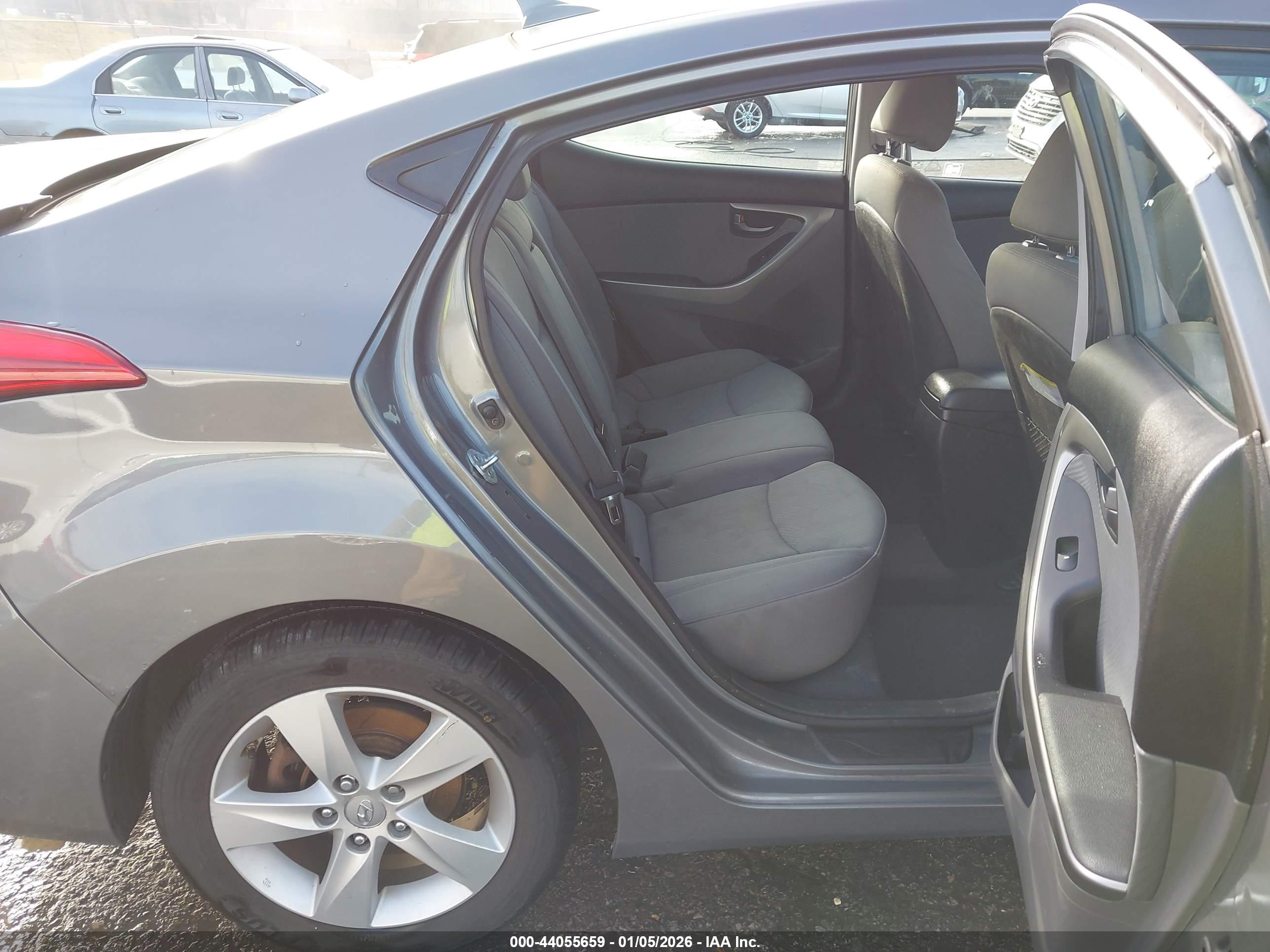 HYUNDAI ELANTRA image 8