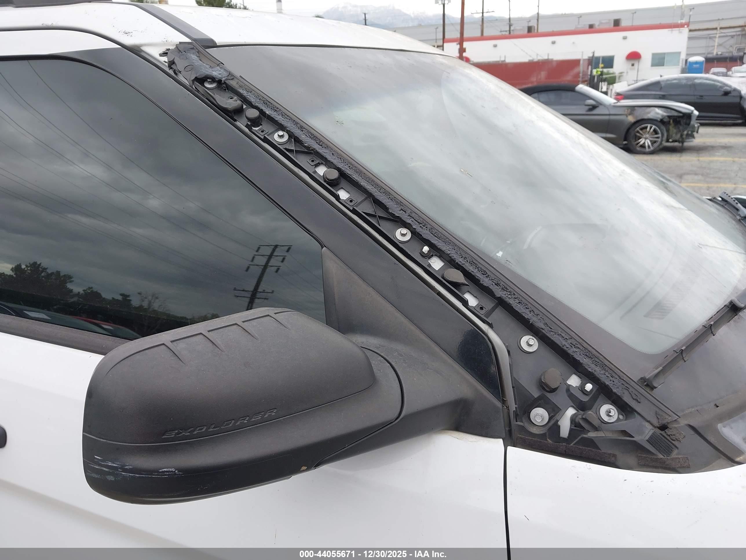 FORD EXPLORER image 6