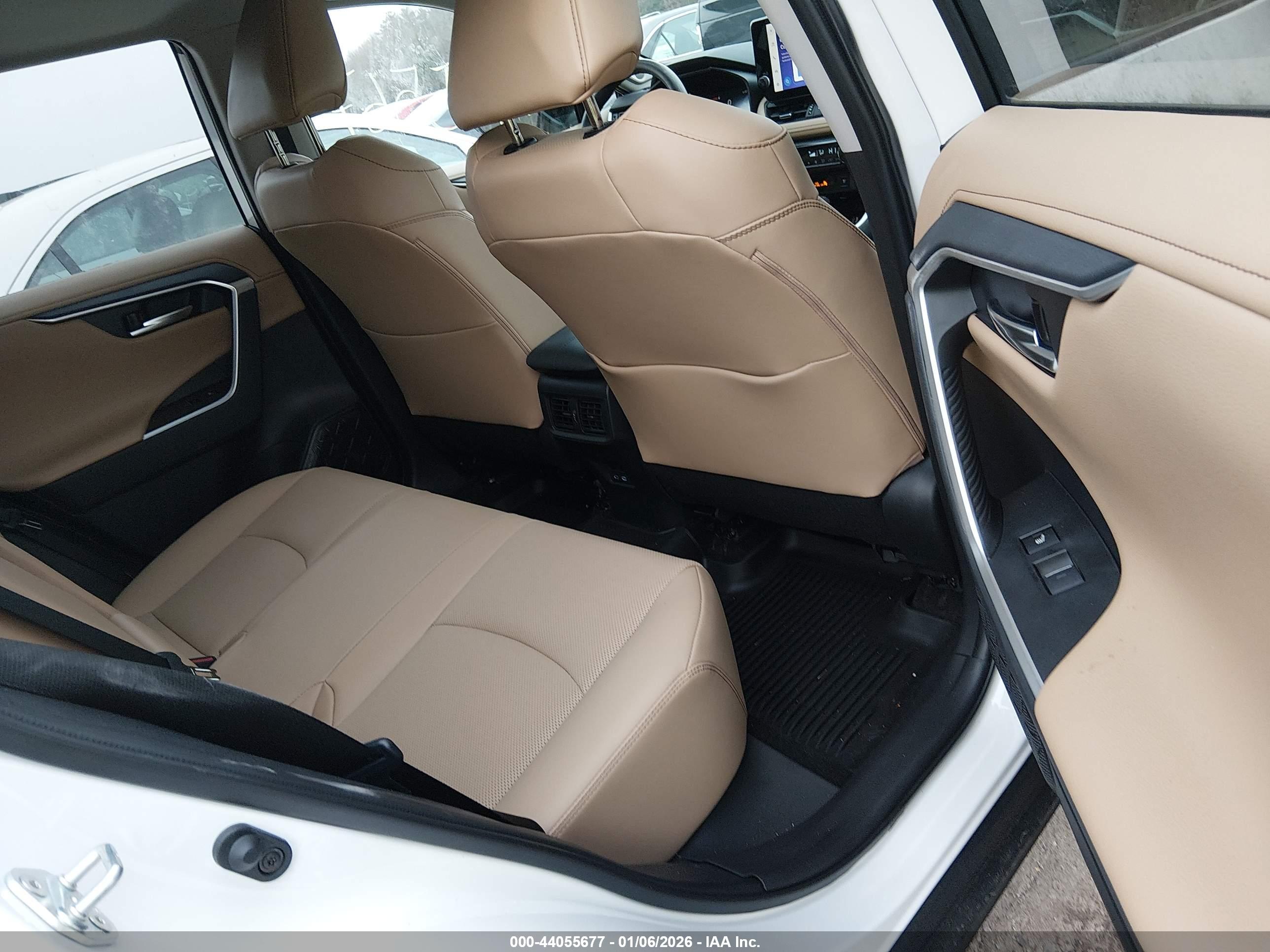 TOYOTA RAV4 image 8