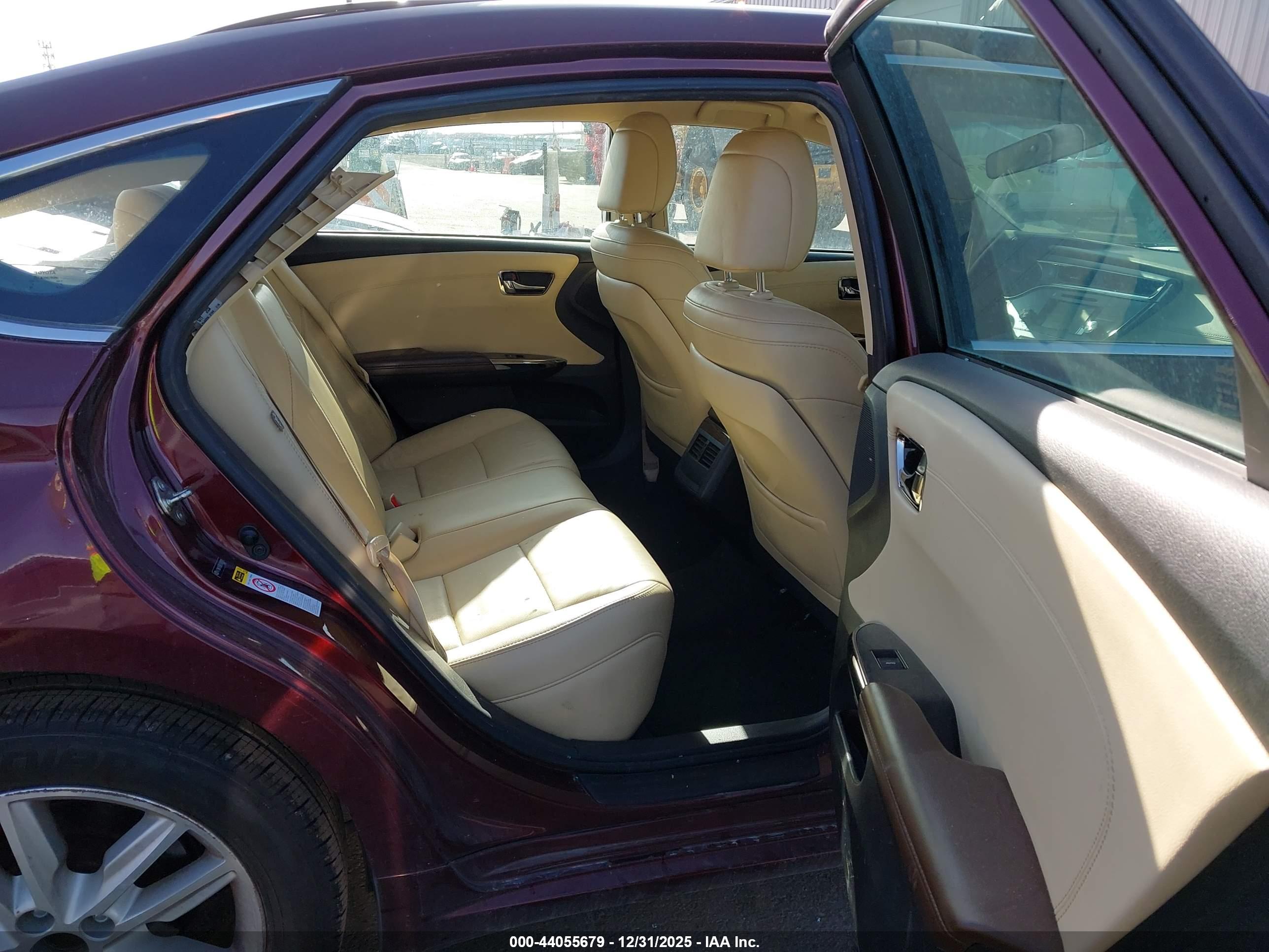 TOYOTA AVALON image 8