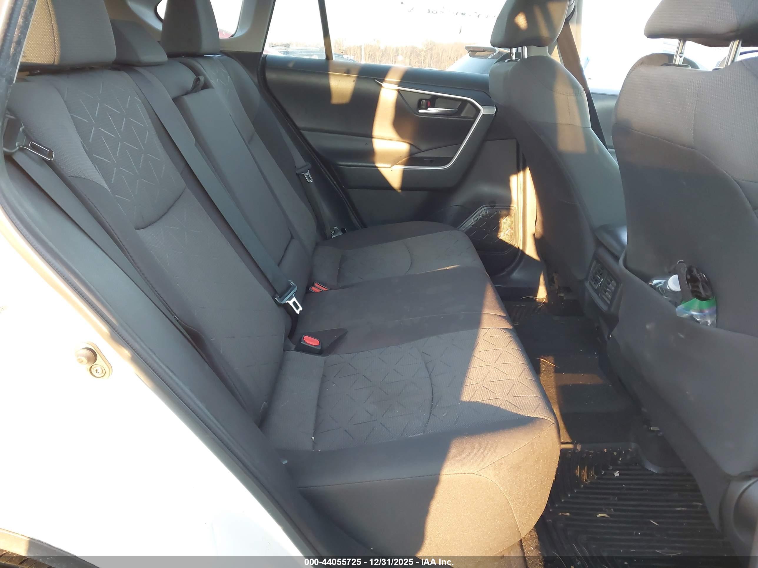 TOYOTA RAV4 image 8