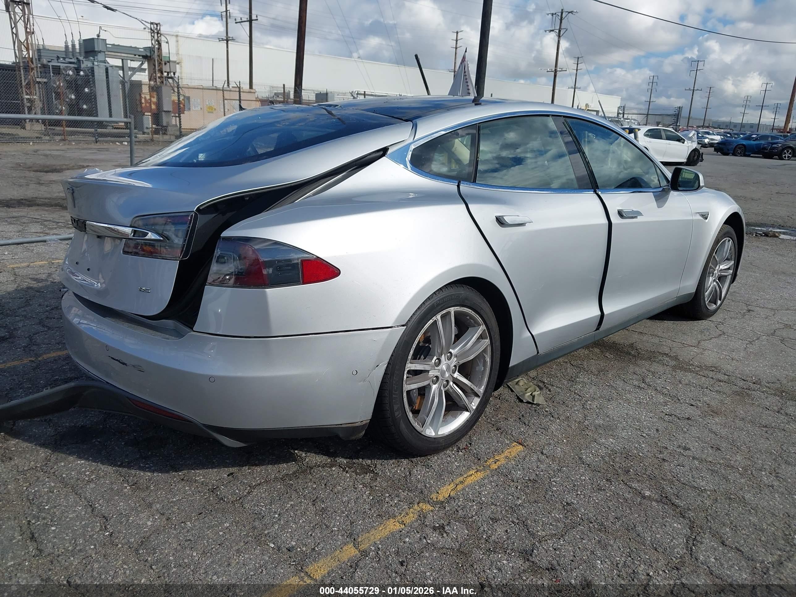 TESLA MODEL image 4