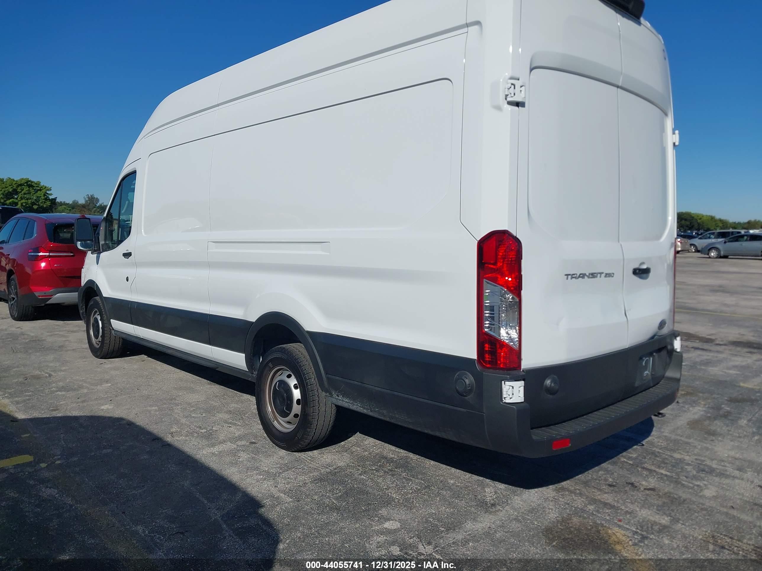 FORD TRANSIT-250 image 3