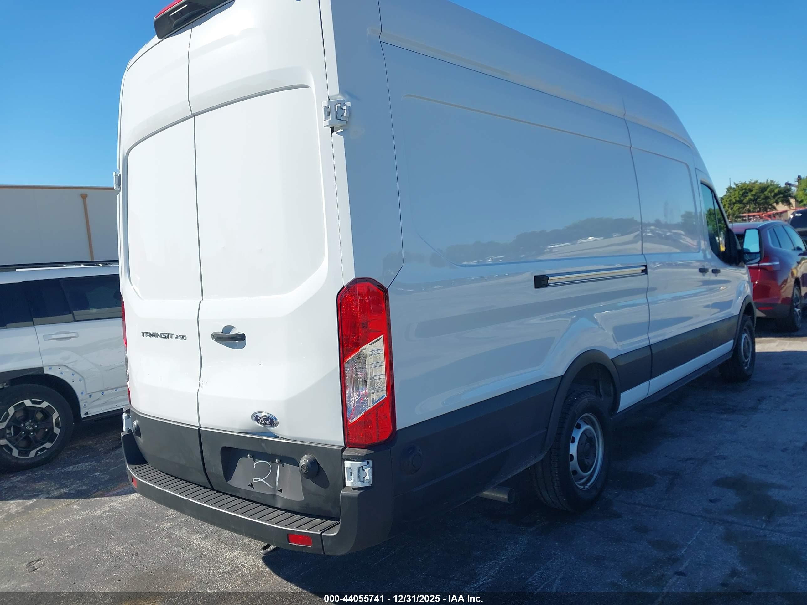 FORD TRANSIT-250 image 4